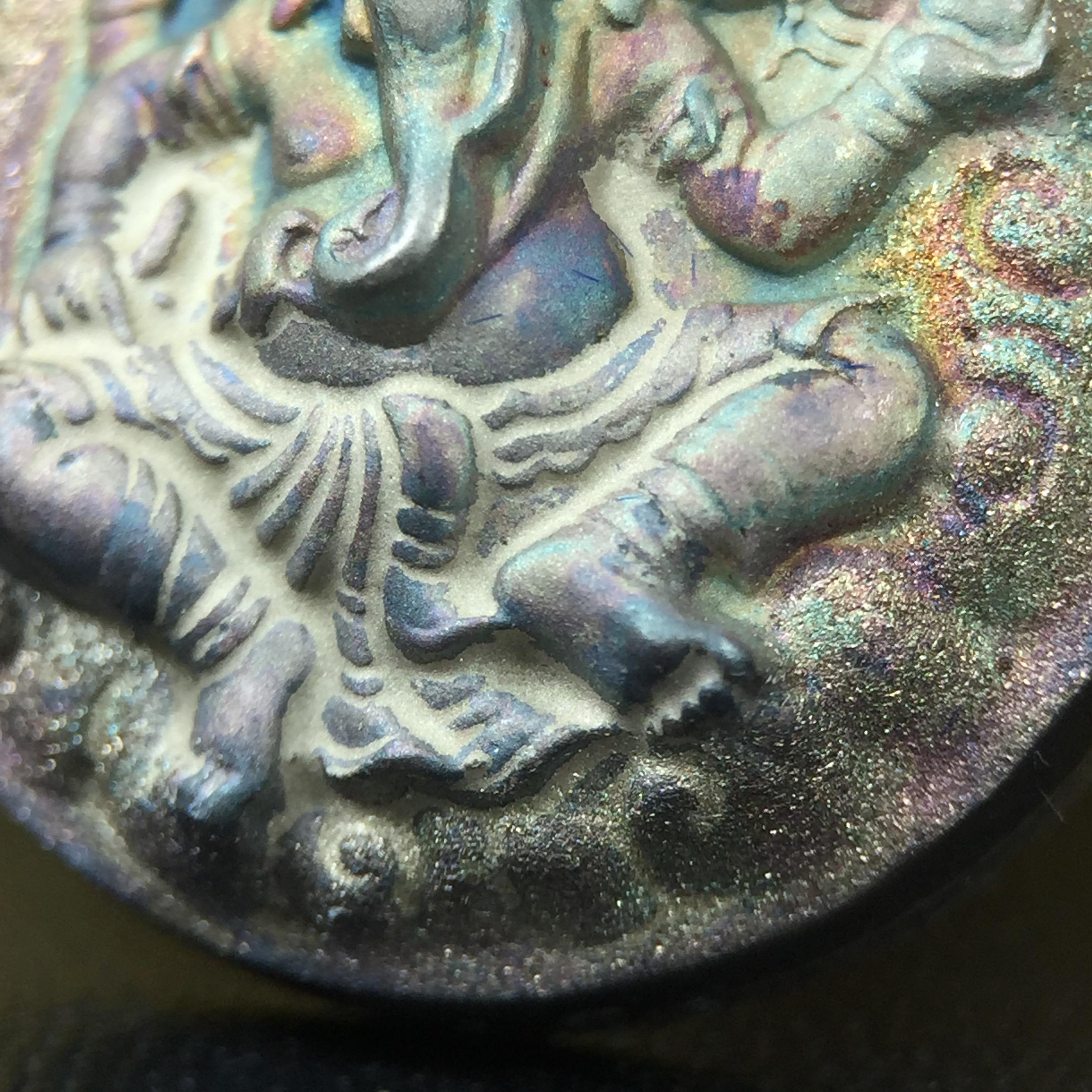 เหรียญพระพิฆเนศวร ญสส. ชุดกาญจนาภิเษกครองราชย์ 50 ปี พุทธศักราช 2538 พิมพ์ใหญ่(2.9 ซม.) เนื้อเงินผิวเดิมกลับดำขึ้นสีรุ้งเข้มขลังงดงามธรรมชาติสร้างสรรค์ สภาพสวยเดิมพร้อมกล่องบรรจุเดิม ตอกโค๊ดหมายเลขกำกับ(1ใน 5539องค์)