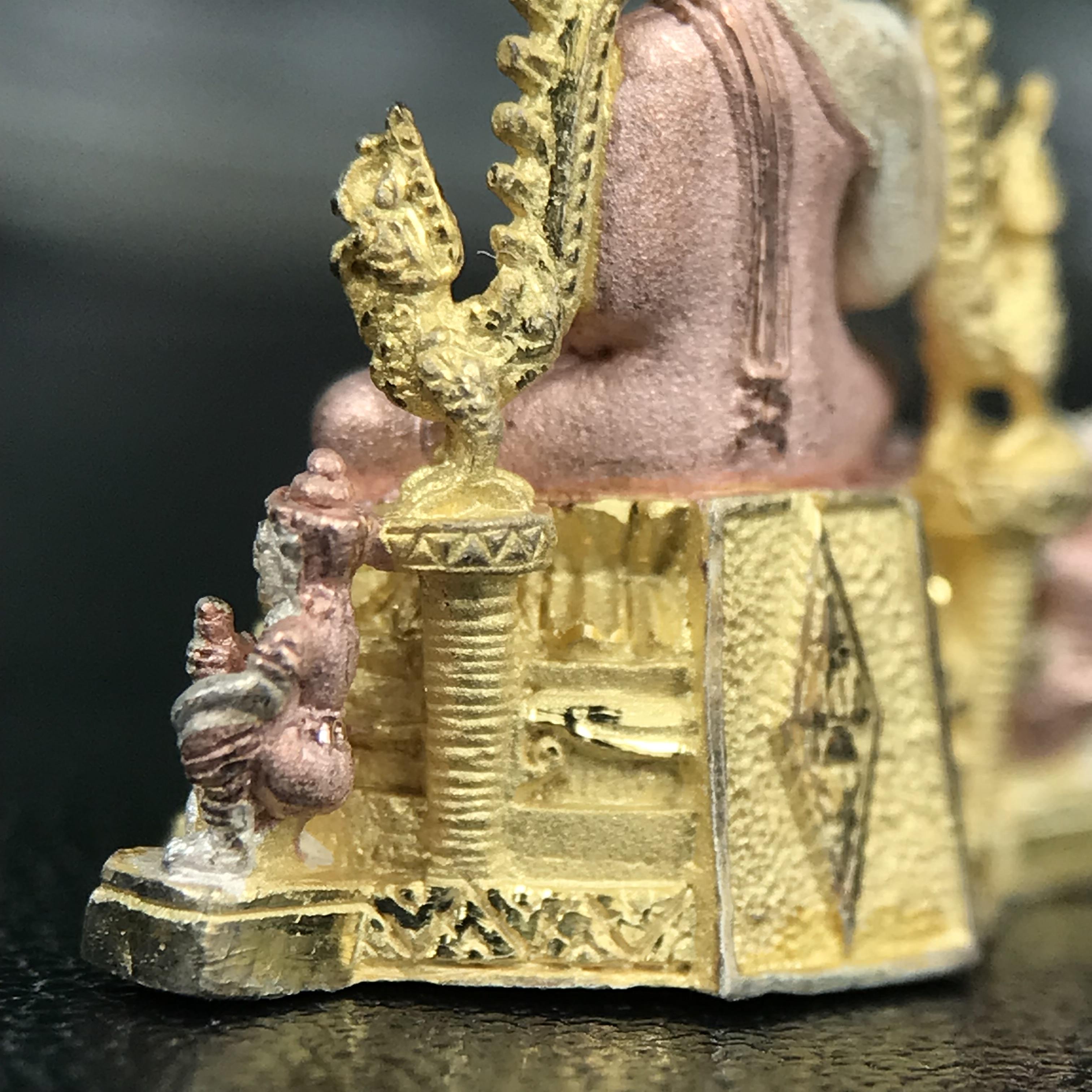 พระพุทธชินราช ภปร. ในวโรกาสพระราชพิธีมหามงคล เฉลิมพระชนมายุ6รอบ 5ธันวาคม2542 มูลนิธิพิทักษ์ดวงตาประชาชน จัดสร้าง เนื้อเงินบริสุทธิ์ 99.9% แบบสามกษัตริย์ขัดเงาบางส่วน พิมพ์กลาง ขนาดสูง 2.4 ซม. พร้อมกล่องบรรจุเดิม