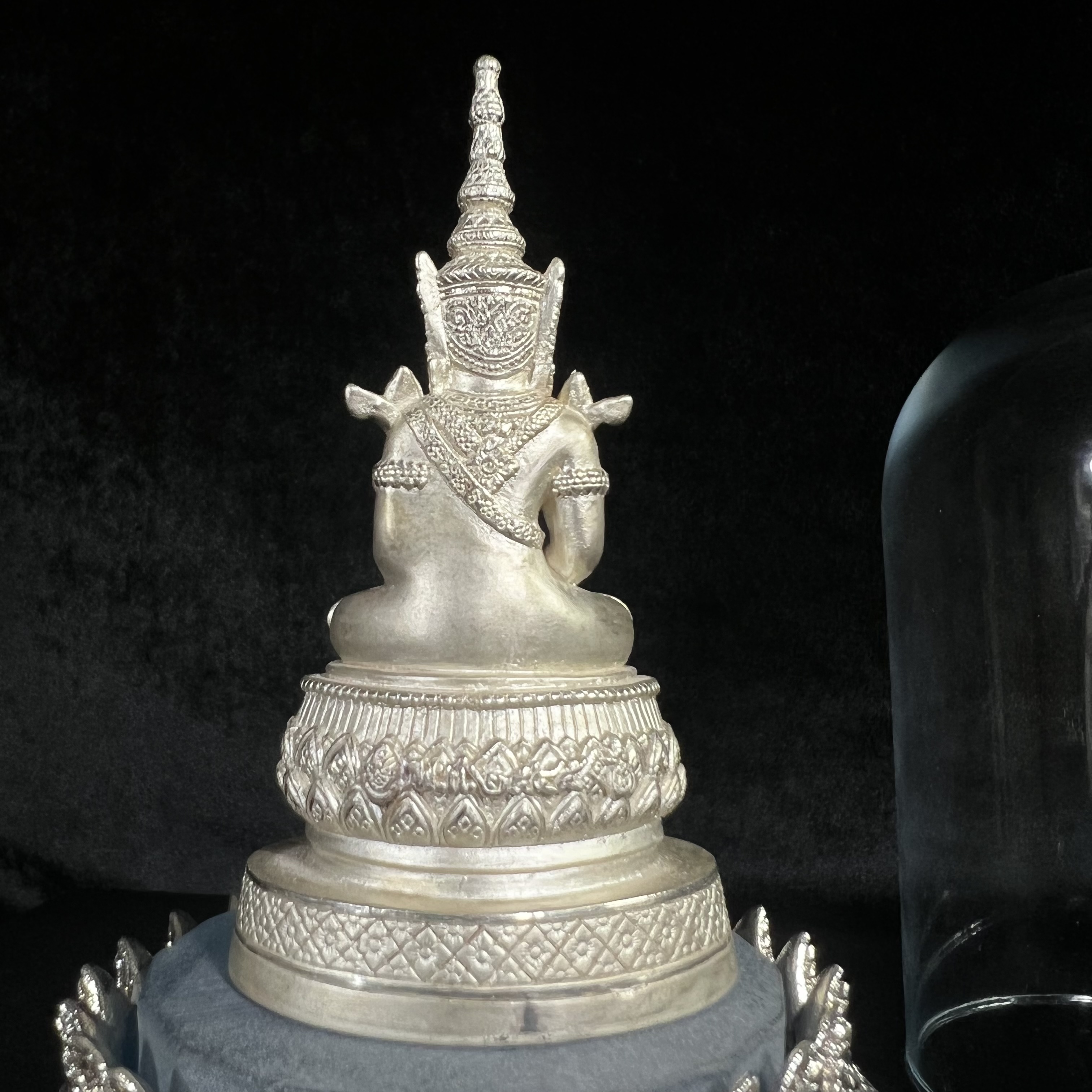 พระแก้วมรกต ภปร.(รุ่นแรก) ปี2545 รุ่นฉลองกรุงรัตนโกสินทร์ครบ 220 ปี หล่อลอยองค์ เนื้อเงินบริสุทธิ์99.9% ขนาดบูชา 50*90 มม. พร้อมฐานวางครอบแก้วเดิม(สวยงามและหายากมาก)(1ใน3000องค์)