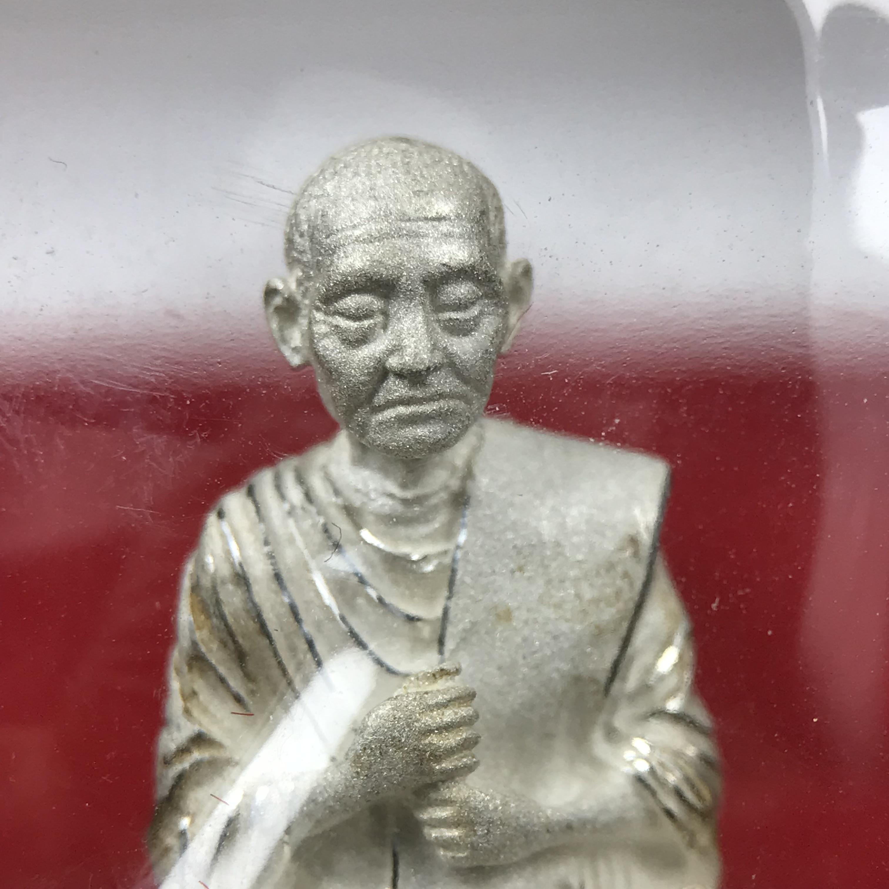 สมเด็จพุฒาจารย์ (โต พรหมรังสี) อนุสรณ์ 128 ปี สมเด็จพระญาณสังวร สมเด็จพระสังฆราช ทรงเมตตาอธิฐานจิต ปี 2543 มหาพุทธาภิเษก 3วาระ รูปเหมือนลอยองค์พิมพ์ใหญ่เนื้อเงิน ขนาด 1.5 x 2.5 ซม. ทรงคุณค่าทั้งด้านความงานด้านพุทธศิลป์ และพุทธคุณ