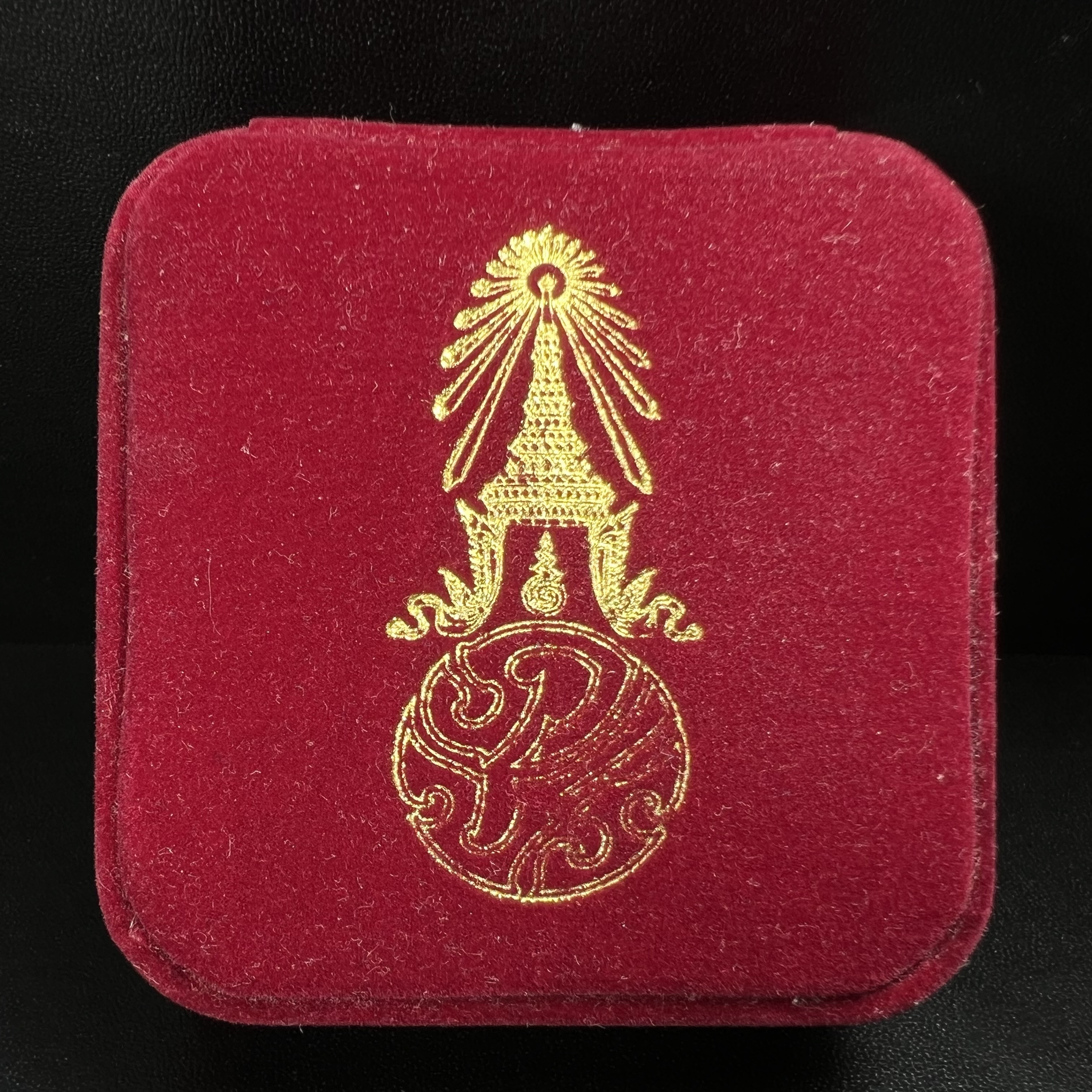 พระพุทธธรรมิกราชบพิตร ภปร. เฉลิมพระเกียรติ 2554 วัดบวรนิเวศวิหาร ขนาดสูง 4.5 ซม. เนื้อเงิน(ตอกโค๊ด Ag)(หายากพบเจอน้อยมาก)ผลิตโดย สำนักกษาปณ์ กรมธนารักษ์ พิธีพุทธาภิเษก ณ พระอุโบสถวัดบวรนิเวศวิหาร สภาพสวย กล่องบรรจุเดิมครบสมบูรณ์(1 ใน 2555 เหรียญ)หายาก