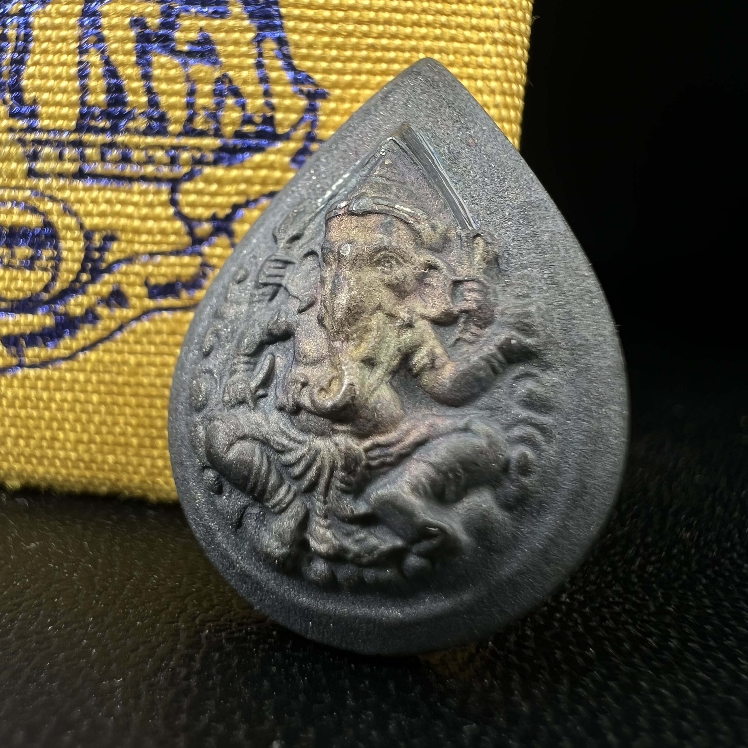 เหรียญพระพิฆเนศวร ญสส. ชุดกาญจนาภิเษกครองราชย์ 50 ปี พุทธศักราช 2538 พิมพ์เล็ก(1.9 ซม.) เนื้อเงินผิวเดิมกลับดำเข้มขลังงดงามธรรมชาติ สภาพสวยเดิมพร้อมกล่องบรรจุเดิม ตอกโค๊ดหมายเลขกำกับ(1ใน1000องค์)