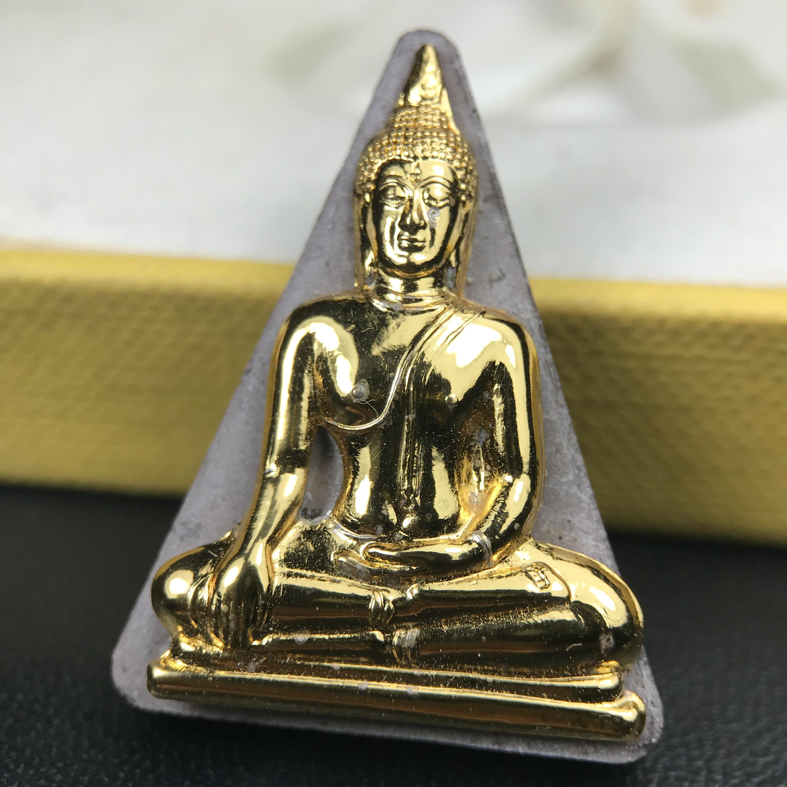 พระพุทธมหาสุวรรณปฏิมากร (หลวงพ่อทองคำ) หลังตรามหามงคลเฉลิมพระชนมพรรษา 80 พรรษา รัชกาลที่9 วัดไตรมิตรวิทยาราม กรุงเทพฯ ปี 2550 พระพิมพ์หน้าทองคำ(หายาก 1 ใน 999 องค์)