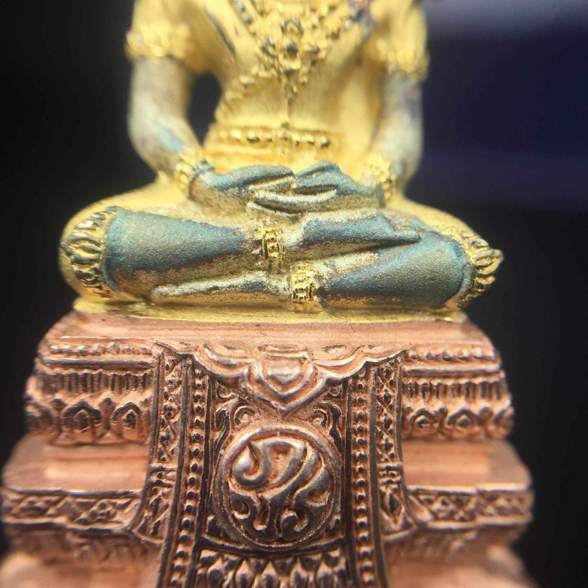 พระแก้วมรกต ภปร. ปี2547 จัดสร้างโดย รพ.ภูมิพลฯ เนื้อเงิน (3 กษัตริย์)ลอยองค์ หน้าตัก 1/2 นิ้ว (สภาพผิวเดิม ขึ้นสีรุ้งธรรมชาติ แบบนิยม) (1ใน3000องค์)