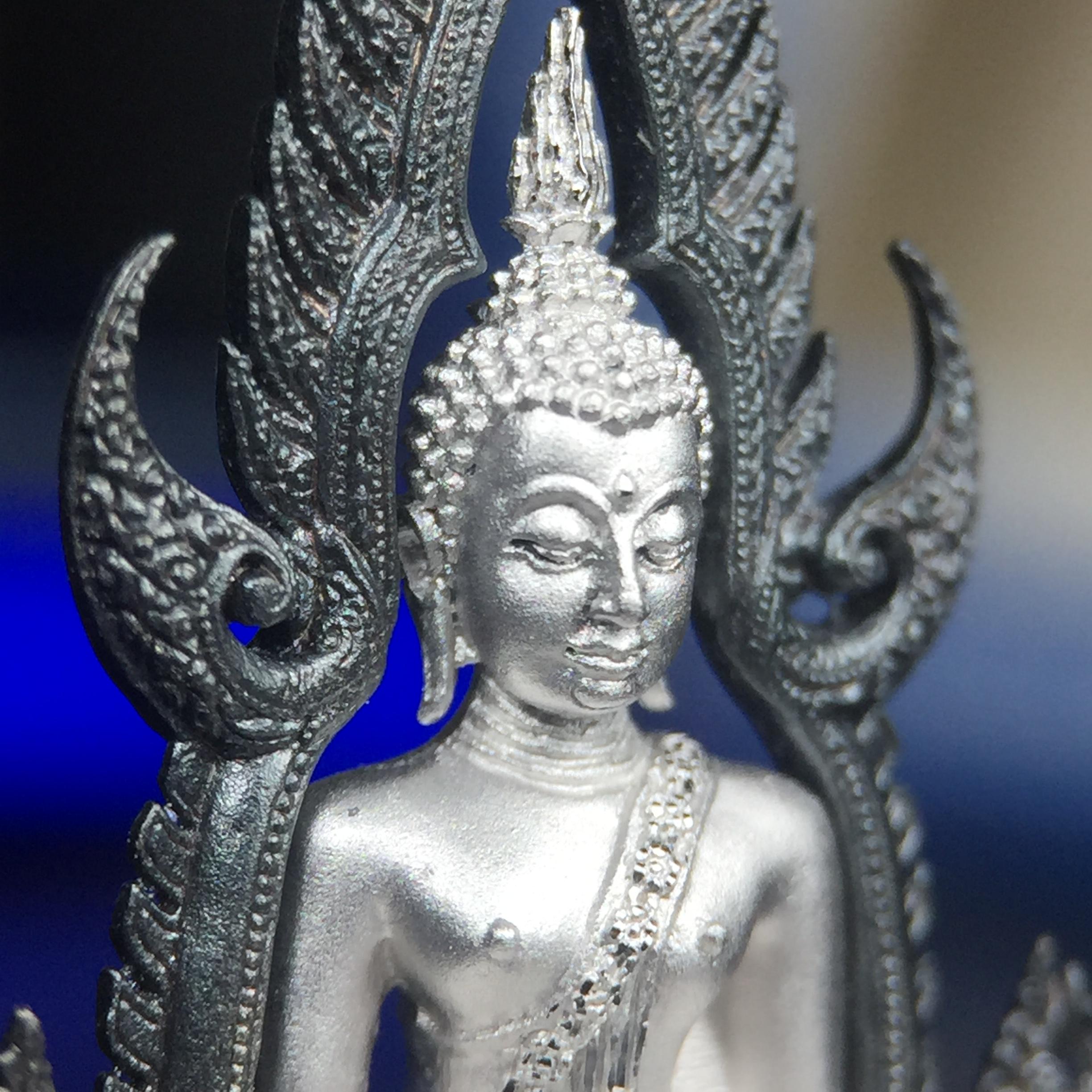 พระพุทธชินราช ภปร. โครงการ เพราะแผ่นดินนี้คือแผ่นดินเกิด เนื้อเงินชุบทองคำขาวซุ้มรมดำ ปี2551 ขนาดหน้าตัก1/2นิ้ว(3.5*2.5 ซม.) (สวยงามหายาก)1ใน 5000 องค์