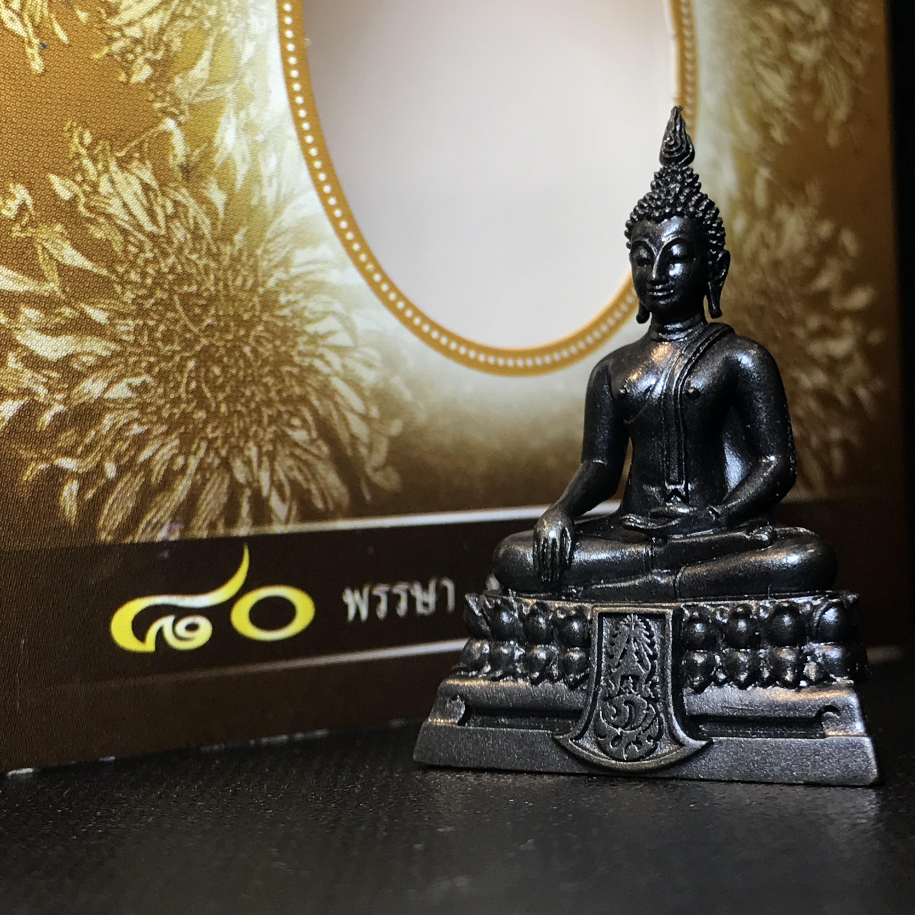 พระพุทธรูปคุ้มเกล้า ภปร. มหามงคล 80พรรษา “รุ่นเย็นศิระเพราะพระบริบาล 80พรรษา มหากษัตริย์คู่แผ่นดินสยาม” เนื้อนวโลหะรมดำ พิมพ์ใหญ่ ขนาด 18*35 มม.