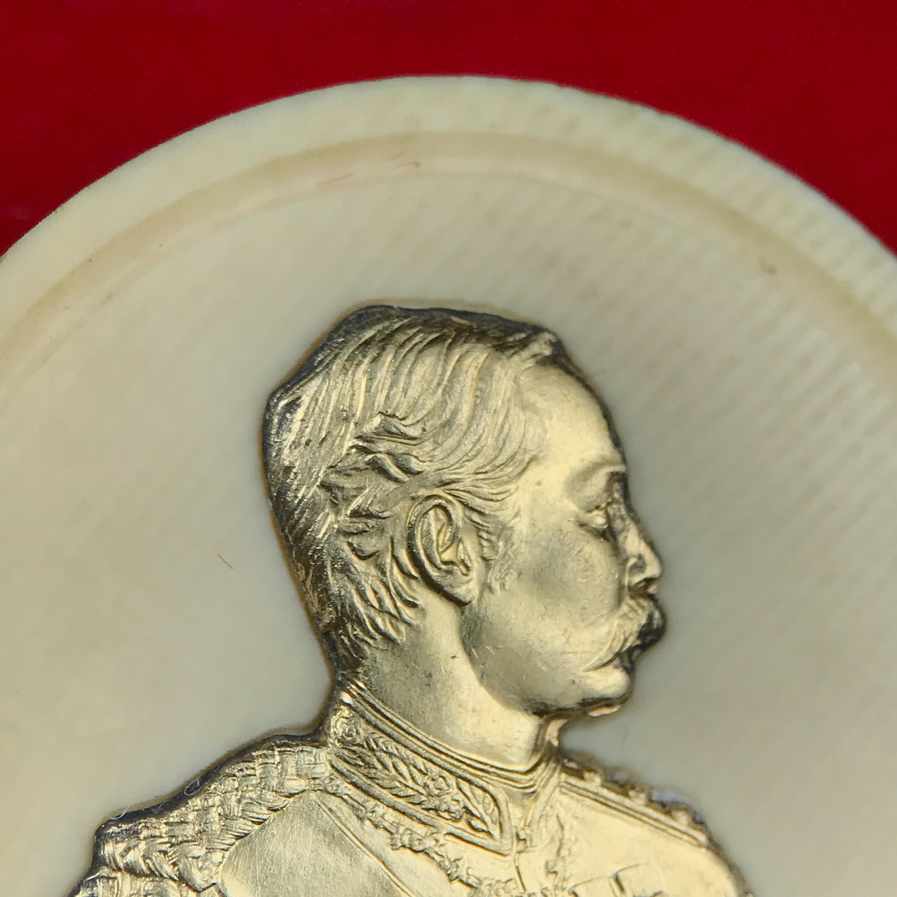 เหรียญรัชกาลที่ 5 คชสารหมื่นปี หลวงพ่ออุตตมะ วัดวังก์วิเวการาม ปี 2540 พิมพ์ใหญ่ขนาด 3.0 ซม. หน้ากากทองคำบริสุทธิ์ 99.99% (ผิวสวยเดิม)พร้อมกล่องบรรจุเดิมครบ(ควรคู่ผู้รู้คุณค่า ด้วยวัตถุมงคล เสริมบุญญาบารมี)