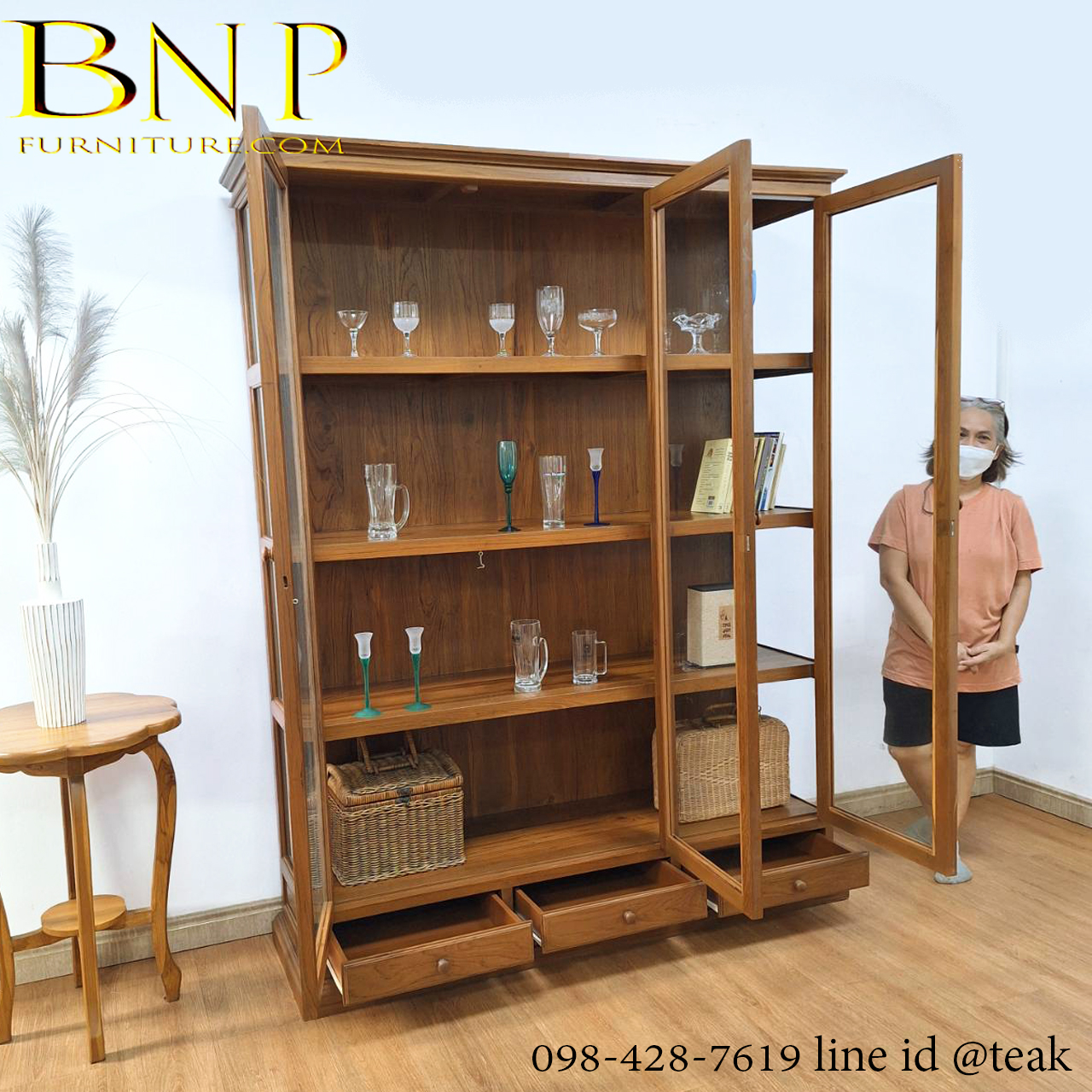 ตู้โชว์ไม้สัก รุ่น บุญยืน