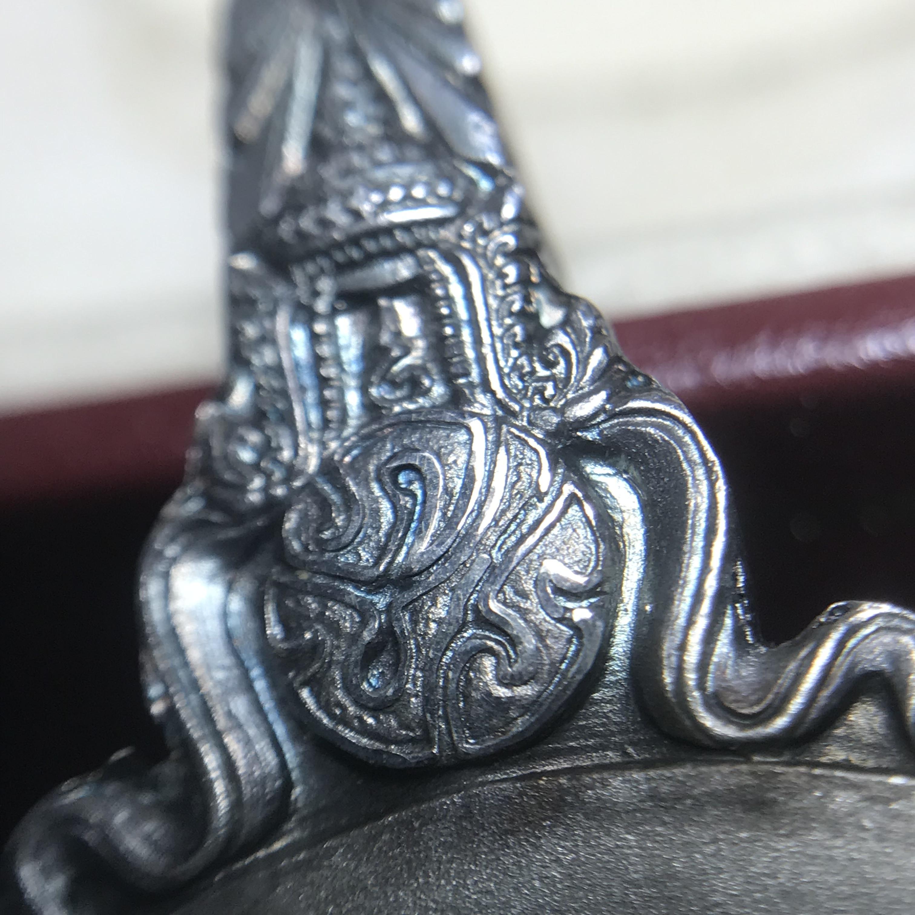 เหรียญพระมหาชนก ปี2539(รุ่นแรก) เนื้อเงิน พิมพ์ใหญ่บล็อกนิยมหายากสุดในรุ่น(วงเดือน คอจุด) ผิวเดิมสีรุ้งธรรมชาติแบบนิยม พร้อมหนังสือสภาพสวยครบชุด