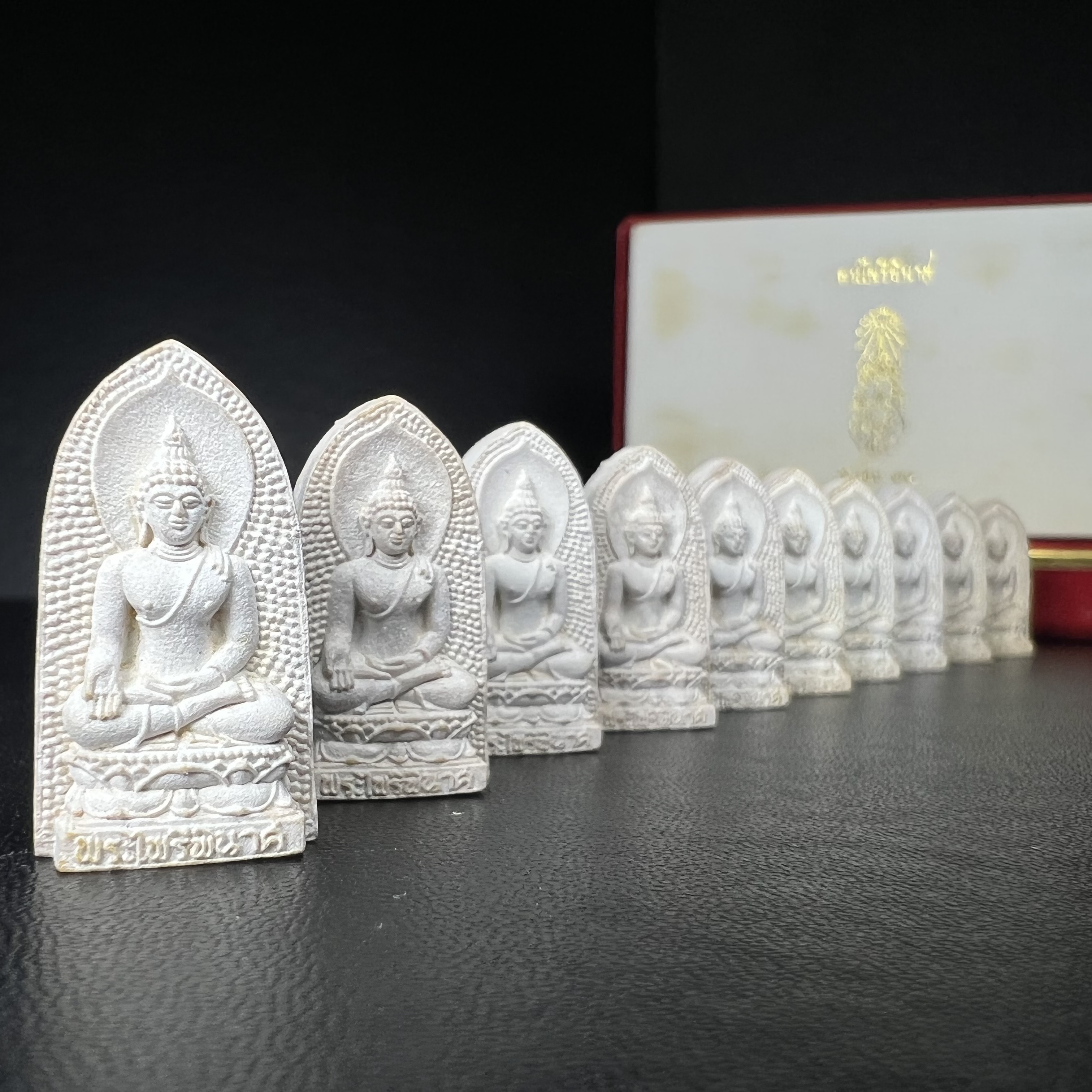 พระไพรีพินาศ ภปร. ครบ 5 รอบ ร.9 ปี 2530(เนื้อผงพิมพ์ใหญ่) ชุดกรรมการ บรรจุจำนวน 10 องค์ ในกล่อง ตราสัญลักษณ์ ภปร.(ในหลวงรัชกาลที่9เสด็จในพิธีเจิมพระสุหร่าย)พระดี พิธีใหญ่ ประกอบพิธีพุทธาภิเษกพร้อมกับพิธีพระกริ่งปวเรศ ปี2530 วัดบวรนิเวศวิหาร(1 ใน 15 ชุด)