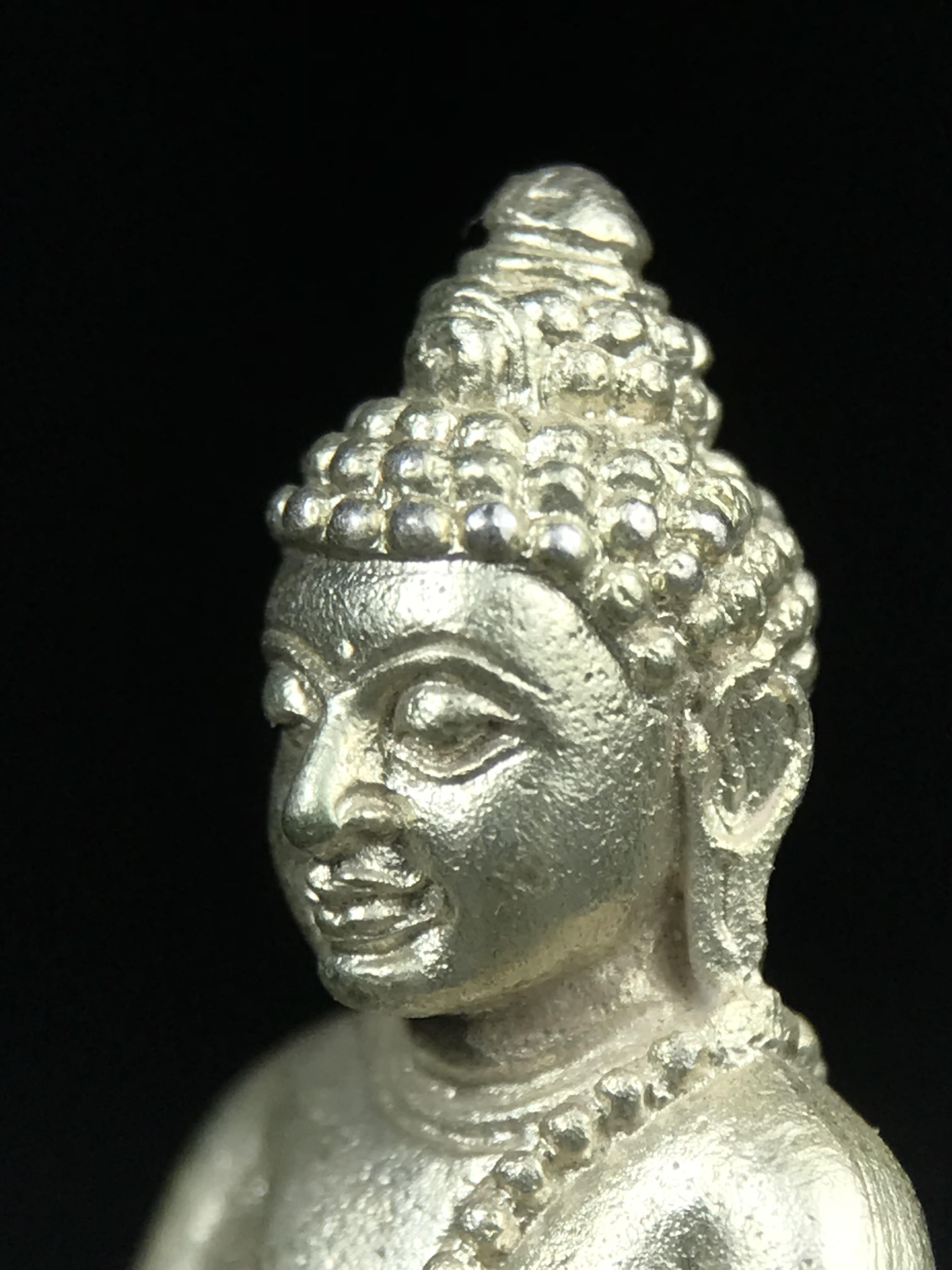 พระกริ่งศิรากาศ ภปร.(พระกริ่งคุ้มเกล้า)วัตถุมงคล"คุ้มเกล้าฯ" มูลนิธิ “คุ้มเกล้า” ในพระบรมราชูปถัมภ์ จัดสร้าง โรงพยาบาลภูมิพล เนื้อเงิน(พิมพ์หน้าไทย)(สภาพผิวขึ้นน้ำทองทั่วองค์สวยมากมาก!!)(ในหลวงรัชกาลที่9เสด็จเททอง)(พิธีใหญ่)(นิยม)