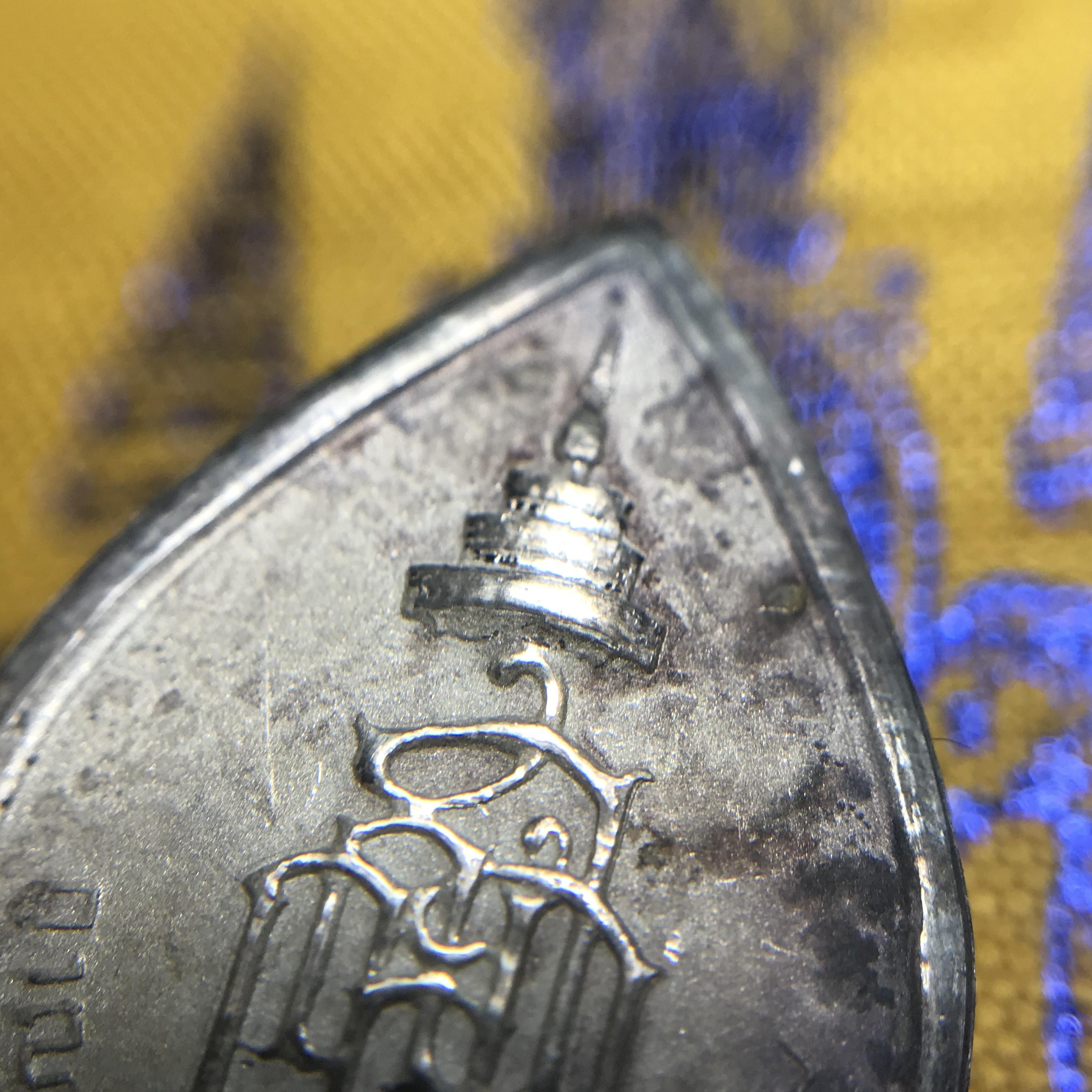 เหรียญพระพิฆเนศวร ญสส. ชุดกาญจนาภิเษกครองราชย์ 50 ปี พุทธศักราช 2538 พิมพ์เล็ก(1.9 ซม.) เนื้อเงินผิวเดิมกลับดำเข้มขลังงดงามธรรมชาติ สภาพสวยเดิมพร้อมกล่องบรรจุเดิม ตอกโค๊ดหมายเลขกำกับ(1ใน1000องค์)