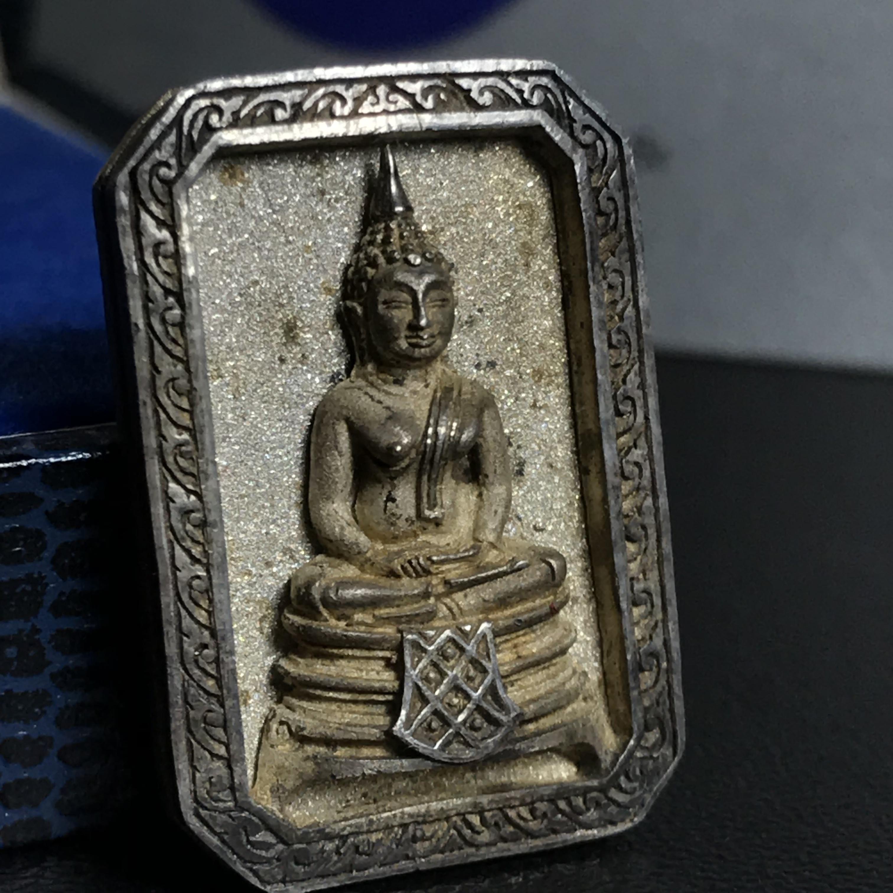 พระพุทธโสธร(หลวงพ่อโสธร) รุ่นสร้างอุโบสถ ปี2539 เนื้อเงิน พิมพ์แปดเหลี่ยม(หายาก) สภาพสวยผิวเดิมกล่องบรรจุการ์ดใบรับรองเดิมครบสมบูรณ์