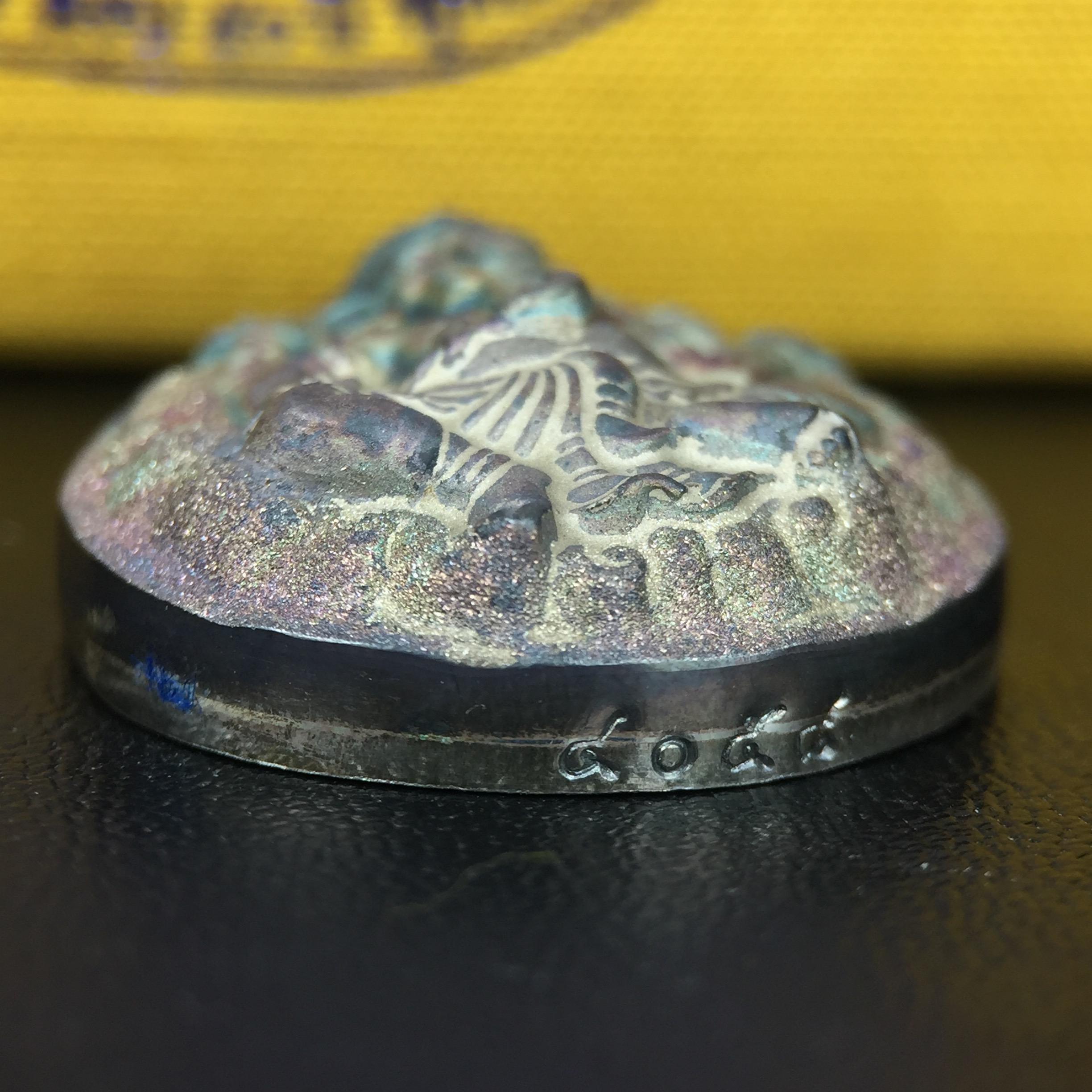 เหรียญพระพิฆเนศวร ญสส. ชุดกาญจนาภิเษกครองราชย์ 50 ปี พุทธศักราช 2538 พิมพ์ใหญ่(2.9 ซม.) เนื้อเงินผิวเดิมกลับดำขึ้นสีรุ้งเข้มขลังงดงามธรรมชาติสร้างสรรค์ สภาพสวยเดิมพร้อมกล่องบรรจุเดิม ตอกโค๊ดหมายเลขกำกับ(1ใน 5539องค์)