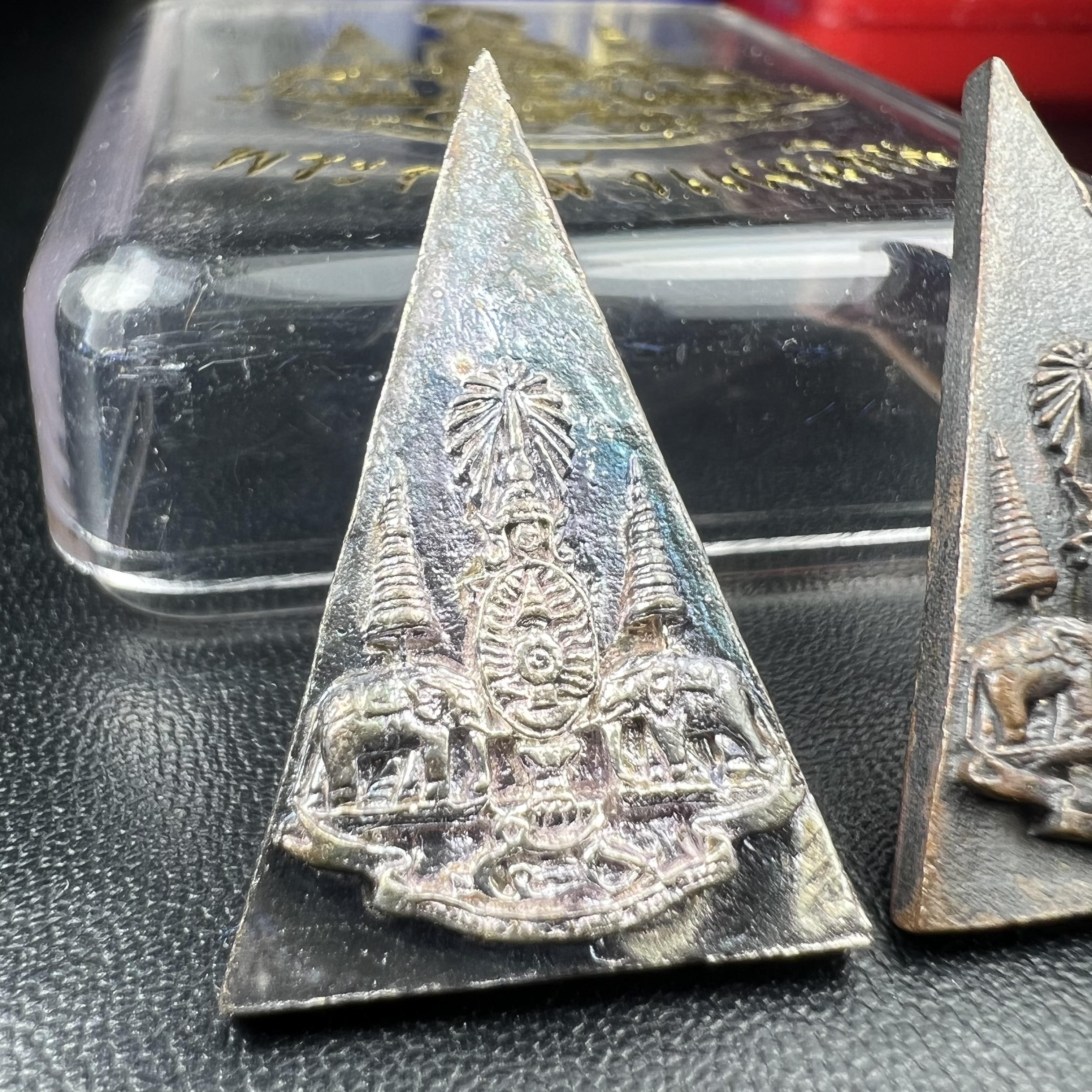 พระกำลังแผ่นดิน (สมเด็จจิตรลดา2) จัดสร้างเฉลิมพระเกียรติ ร.9 ครองราชย์ 50 ปี 2539 เนื้อเงิน(ผิวเดิมกลับดำ รุ้งๆสวย)+เนื้อนวโลหะ(สร้างน้อยหายาก)พร้อมกล่องบรรจุเดิมครบสมบูรณ์(1ใน2539องค์)