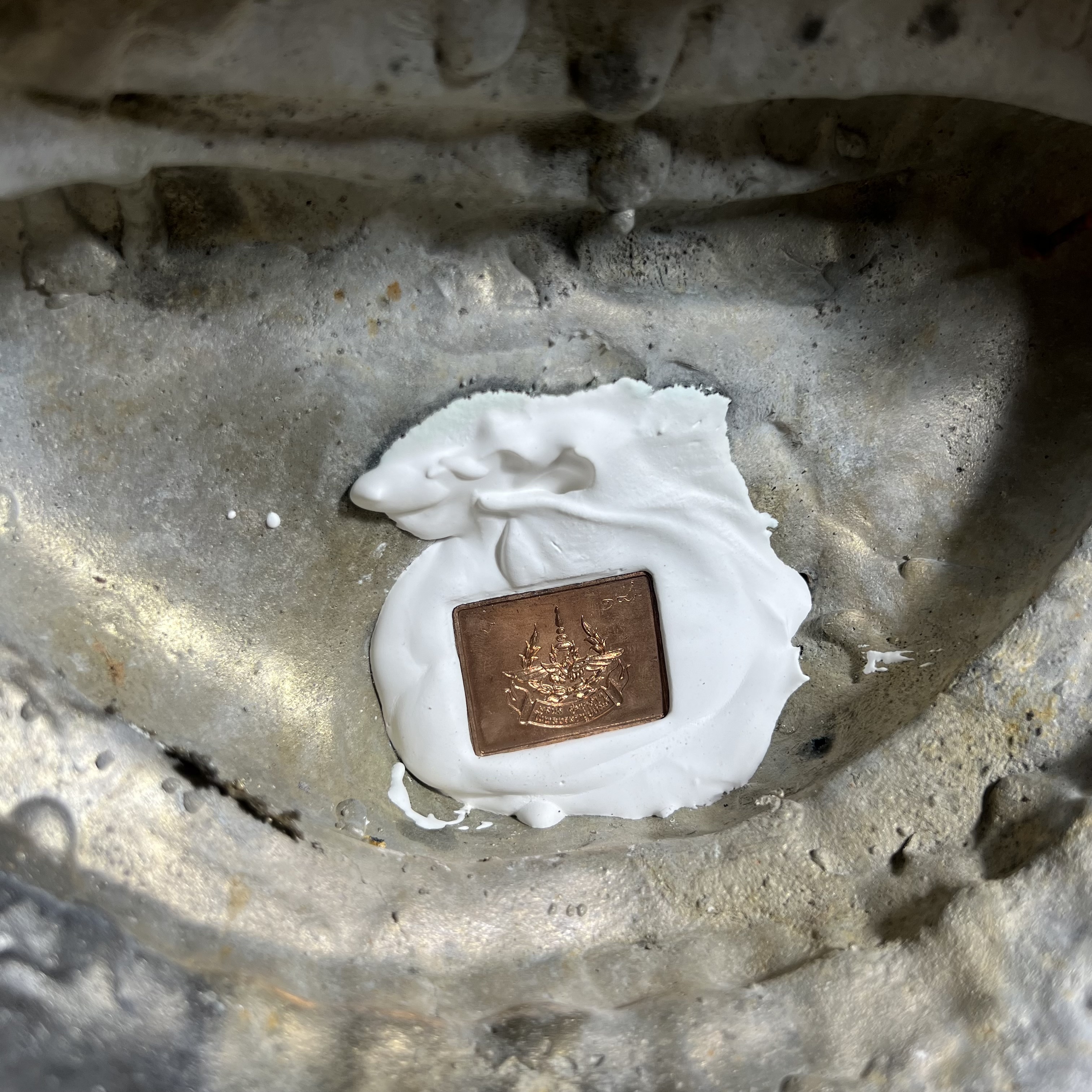 พระบูชาพระพุทธศิรมงคล ภปร. วัตถุมงคลคุ้มเกล้า ปี 2524 ของมูลนิธิคุ้มเกล้า โรงพยาบาลภูมิพลจัดสร้าง ขนาดหน้าตัก 9นิ้ว(ในหลวงรัชกาลที่9 ทรงจุดไฟพระฤกษ์และเททอง พิธีใหญ่)ยอดนิยมหายาก