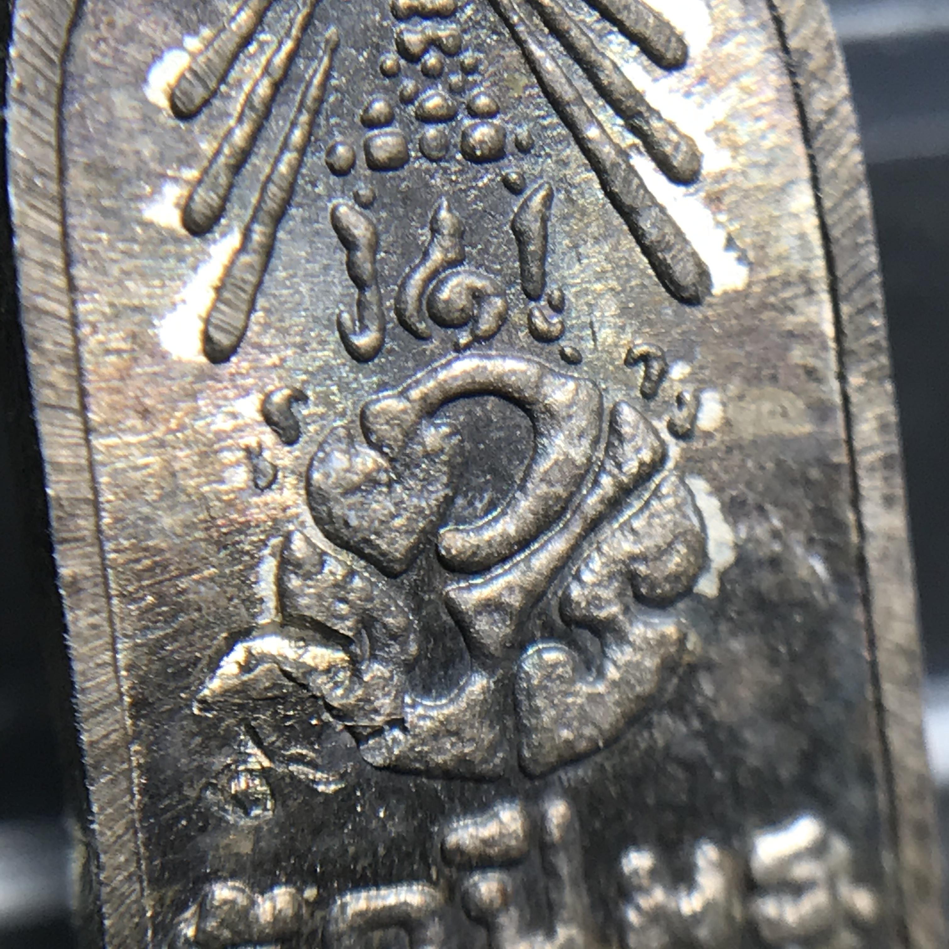 พระปรกใบมะขาม พระพุทธสิหิงค์ ภปร. ธรรมศาสตร์ 50ปี เนื้อเงิน(ในหลวงรัชกาลที่9 เสด็จเททอง)(พระปรกใบมะขาม ภปร. รุ่นแรก)(คัดสภาพสวยคมชัด ผิวเดิม)หายาก