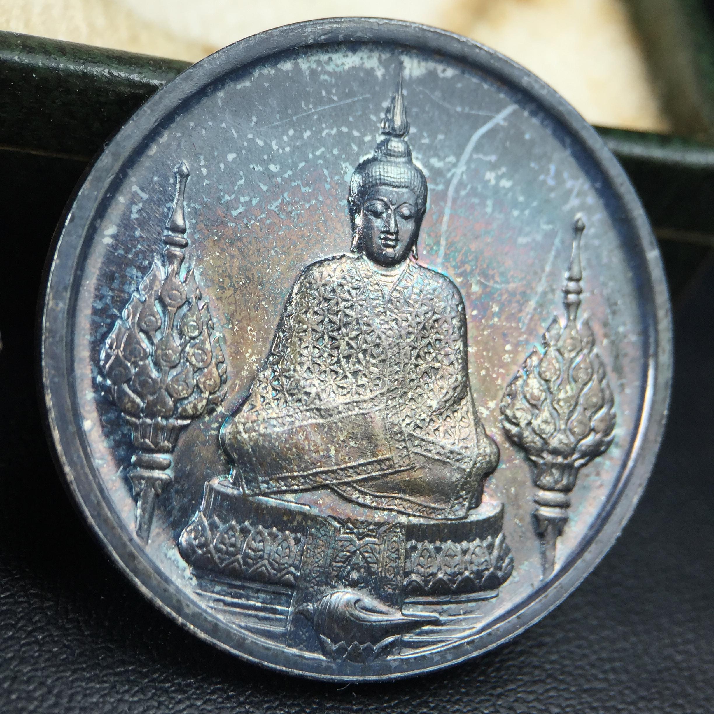 เหรียญพระแก้วมรกตหลัง ภปร. ฉลองกรุงรัตนโกสินทร์ครบ 200 ปี พ.ศ.2525 เนื้อเงิน(ผิวเดิม สวย)กล่องบรรจุเดิมครบ3พิมพ์(บล็อกพระราชศรัธา)(ในหลวงรัชกาลที่9 เสด็จในพิธี)ชอบเก็บแบบผิวเดิมๆชุดนี้เลยแนะนำ ผิวเดิมสวยมาก เสน่ห์พระเนื้อเงิน
