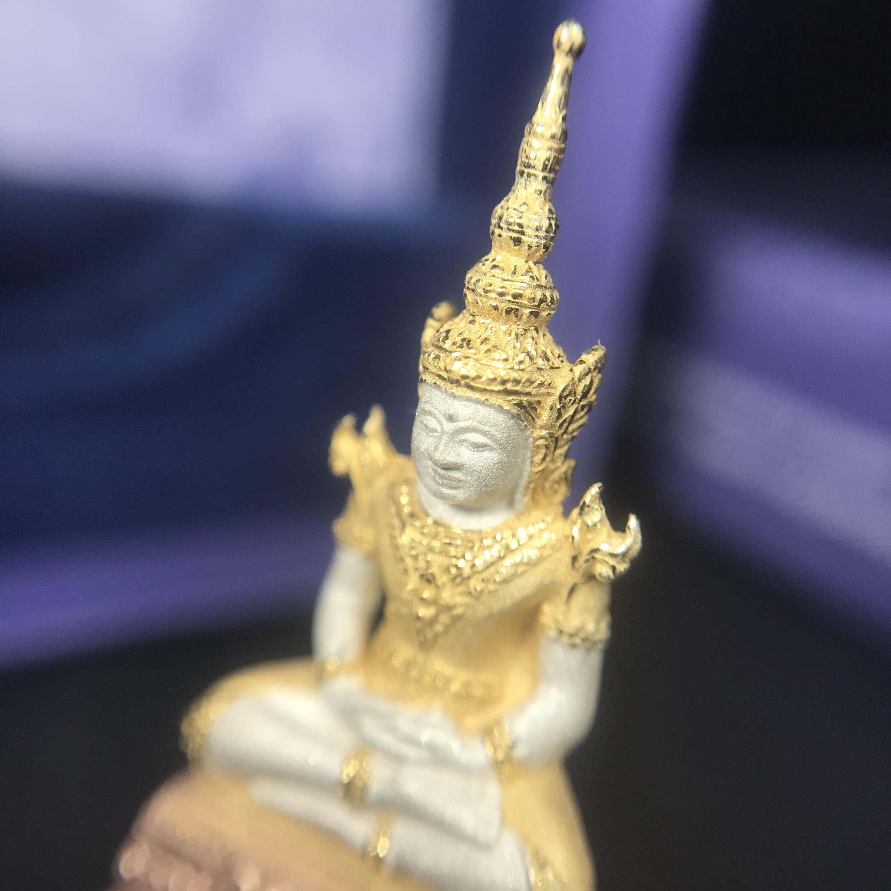 พระแก้วมรกต ภปร. ปี2547 จัดสร้างโดย รพ.ภูมิพลฯ เนื้อเงิน (3 กษัตริย์)ลอยองค์ หน้าตัก 1/2 นิ้ว (สภาพสวย กล่องบรรจุเดิมครบสมบูรณ์) (1ใน3000องค์)องค์หมายเลขมหามงคล 999 (ตองเก้า)เจริญเก้าหน้าในทุกด้าน