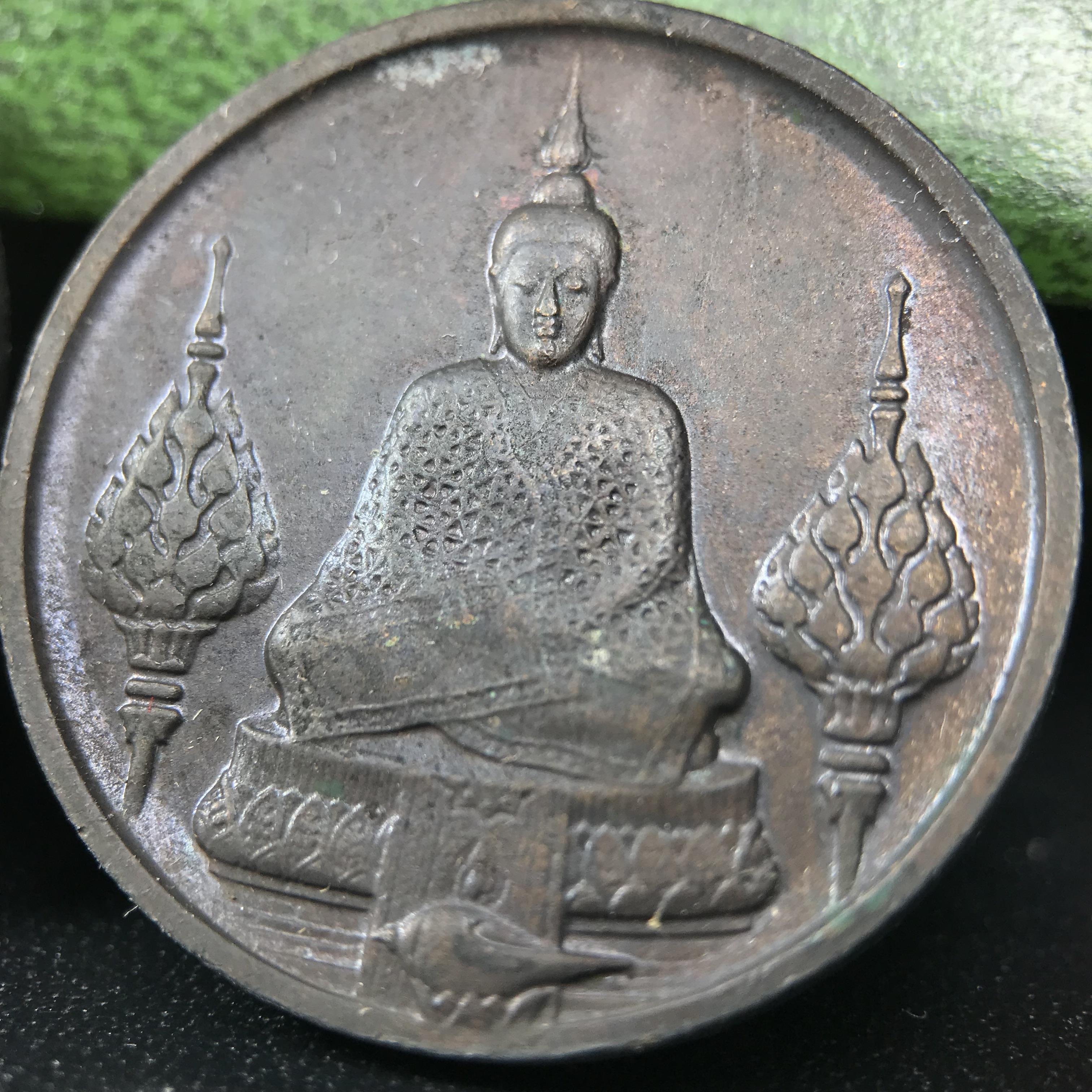 เหรียญพระแก้วมรกตหลัง ภปร. ฉลองกรุงรัตนโกสินทร์ครบ 200 ปี พ.ศ.2525 เนื้อทองแดงกล่องบรรจุเดิมครบ3พิมพ์(บล็อกพระราชศรัธา)(ในหลวงรัชกาลที่9 เสด็จในพิธี)พระคู่บ้านคู่เมือง...พระดี...พิธีใหญ่