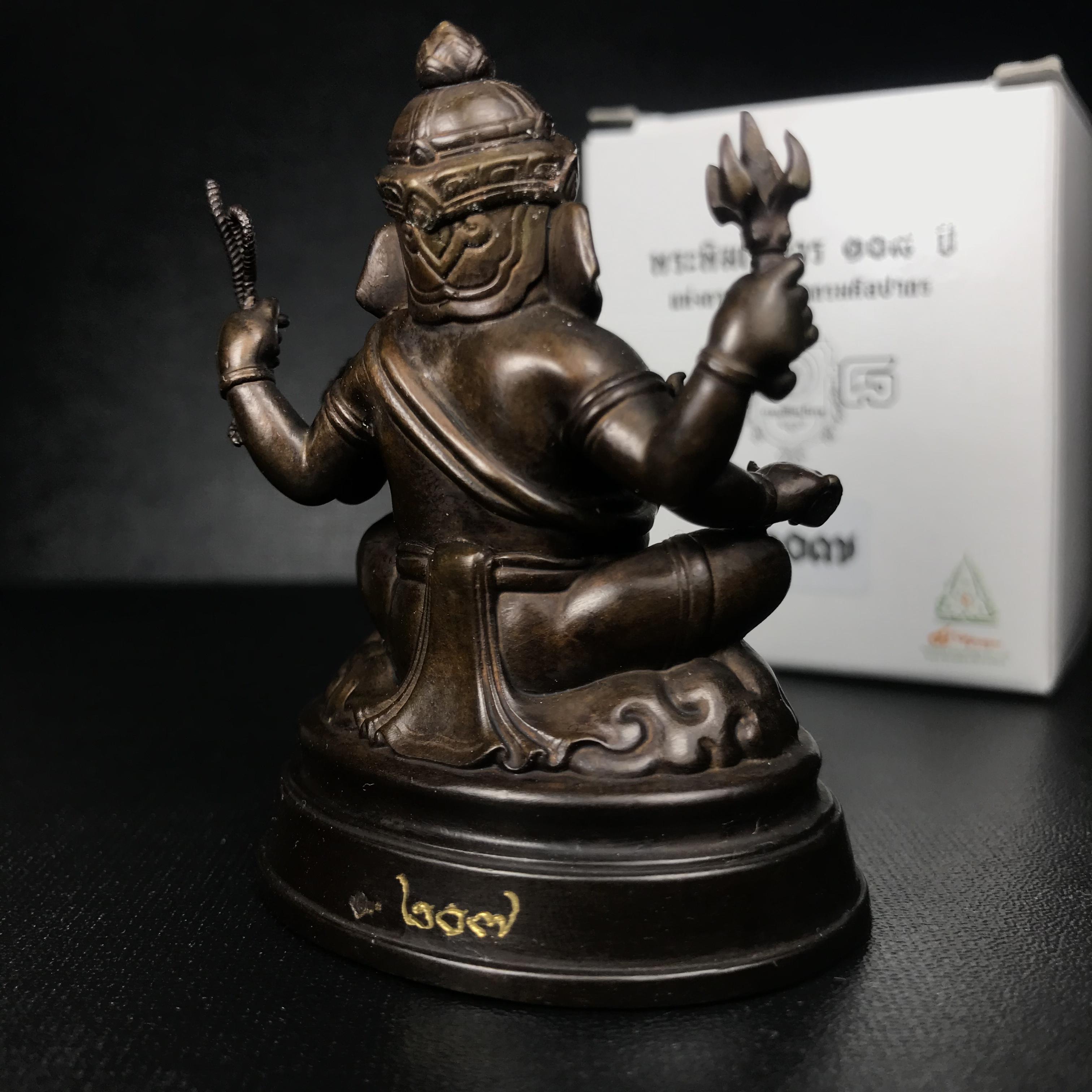 พระพิฆเนศวร รุ่น 108 แห่งการสถาปนากรมศิลปากร ปี 2562 ขนาดบูชาหน้าตัก 1.5 นิ้ว เนื้อทองเหลืองรมดำ (พิธีใหญ่ มวลสารดี)(เลขนัมเบอร์ 207 (ผลรวมได้เก้าเป็นมงคล))1 ใน 1999 องค์