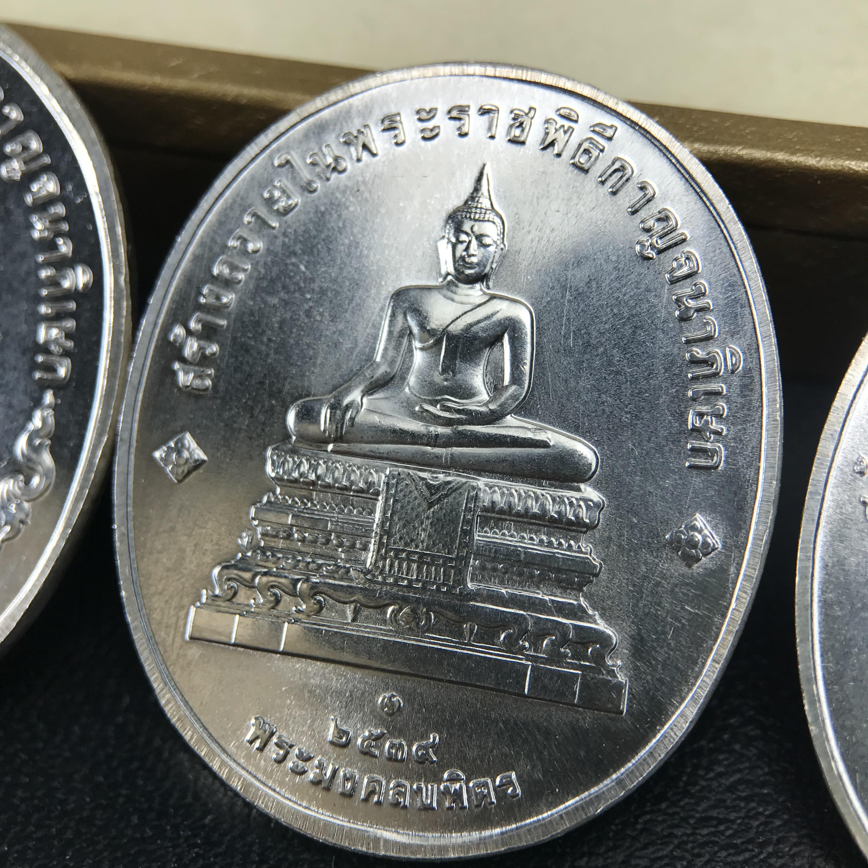 ชุดเหรียญพระพุทธปัญจภาคี ปี 2539 ครบชุด 5 เหรียญ พิมพ์ใหญ่ขนาดสูง 3 ซม. เนื้อเงิน โค๊ต ง.(เงิน) บล็อกกษาปณ์ พร้อมกล่องบรรจุซีนซองเดิมครบสภาพสวย เนื่องในมหามงคลวโรกาสที่ในหลวงรัชกาลที่ 9 ทรงครองสิริราชสมบัติครบ 50ปี พิธีใหญ่ ณ พระอุโบสถวัดพระแก้ว