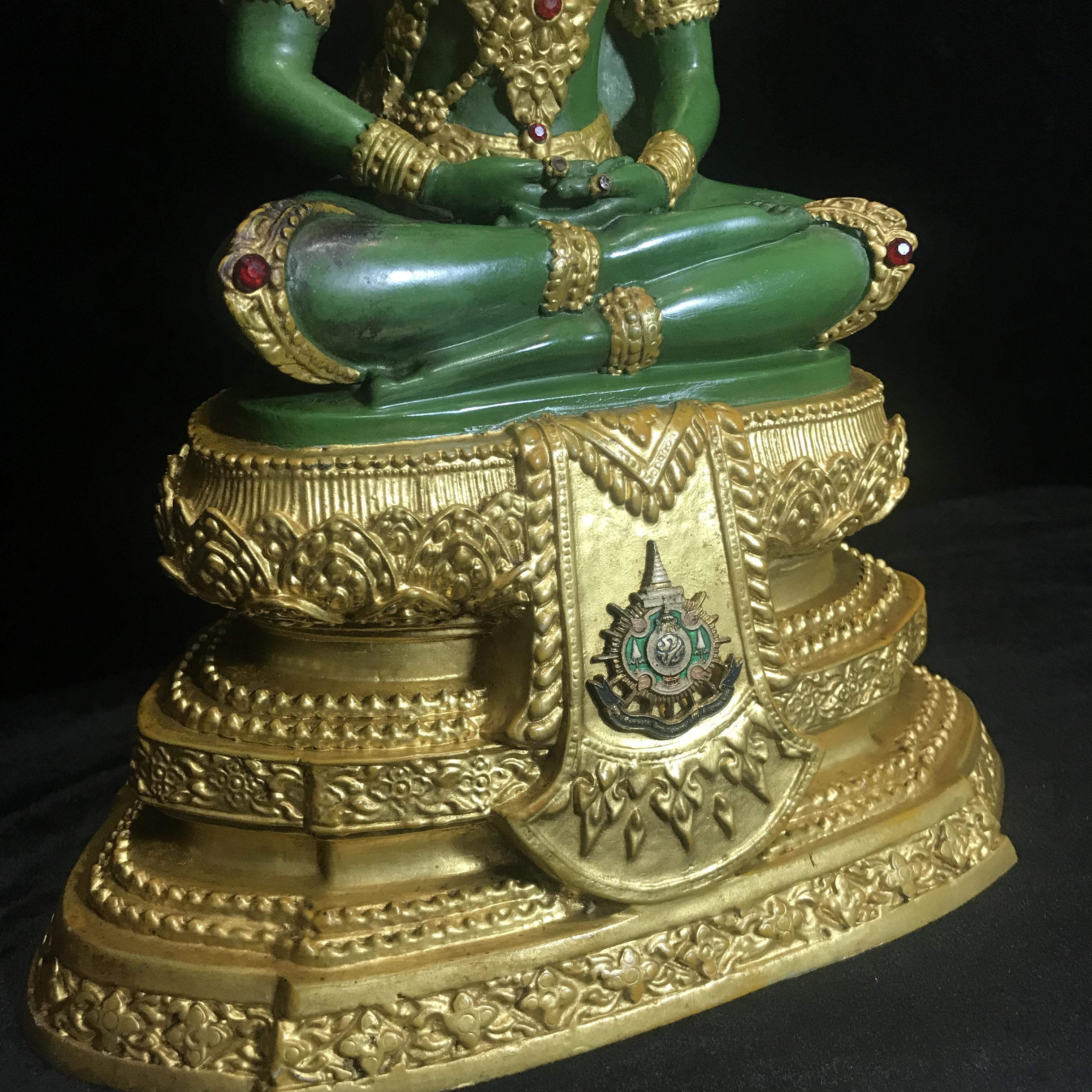 พระพุทธมหามณีรัตนปฏิมากร (จำลอง)พระแก้วมรกต วัดพุทธไทยถาวรวนาราม นครนิวยอร์ก ตรา ภปร. 6รอบ 72พรรษา ในหลวงรัชกาลที่9 ปี2542 ขนาดบูชาหน้าตัก 5นิ้ว หล่อเนื้อโลหะ(ในหลวงรัชกาลที่9 เสด็จเจิมพระสุหร่าย)(1ใน999องค์)