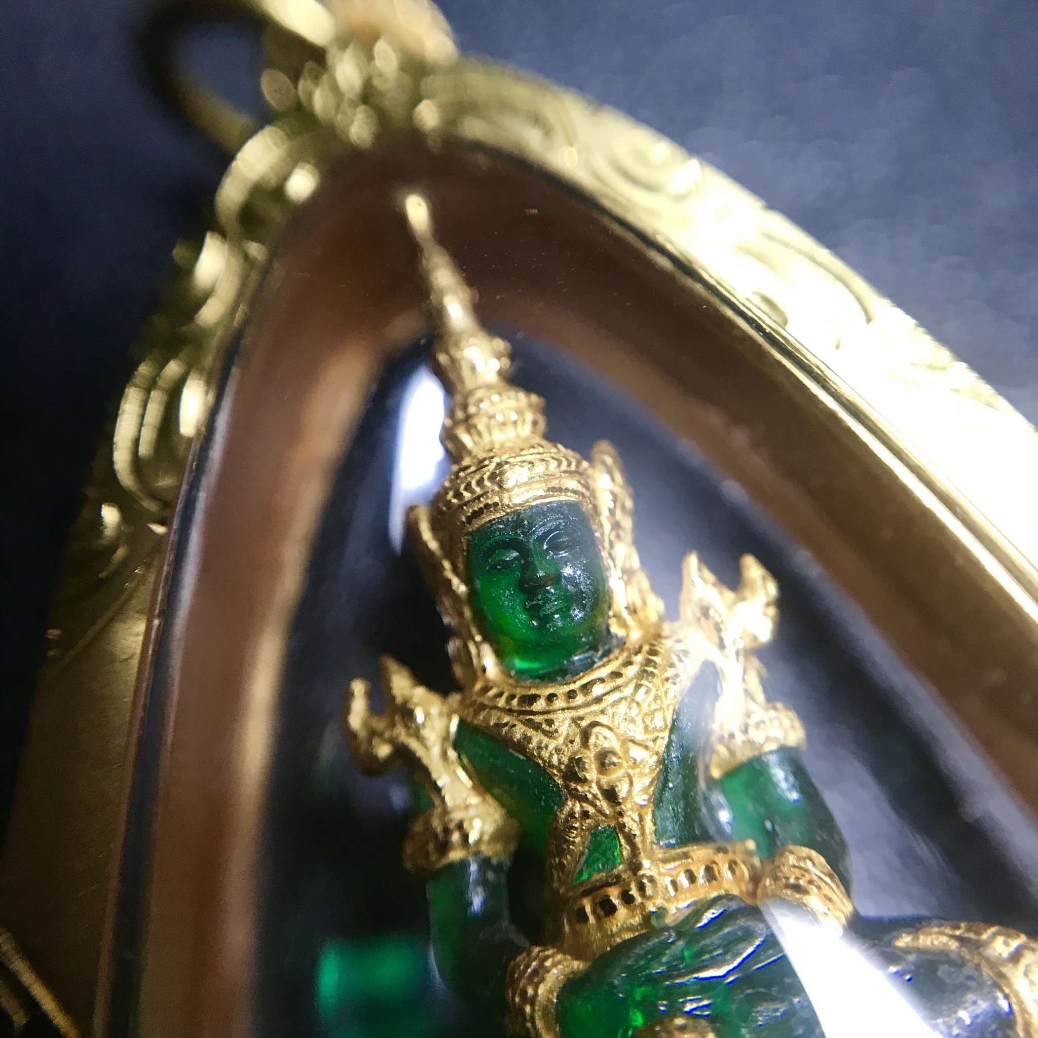 พระแก้วมรกต ภปร. ปี2547 จัดสร้างโดย รพ.ภูมิพลฯ เนื้อเรซิ่นหุ้มทองคำพิมพ์ลอยองค์ หน้าตัก 1/2 นิ้ว เลี่ยมกรอบทองคำแท้พร้อมใช้