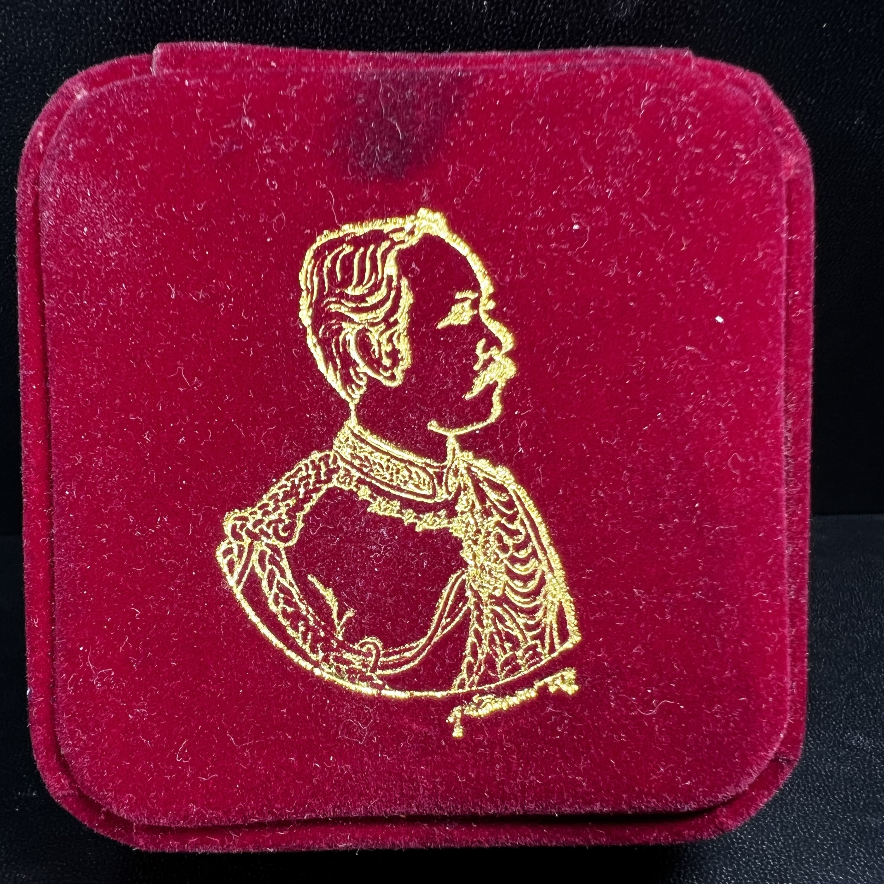 เหรียญรัชกาลที่ 5 คชสารหมื่นปี หลวงพ่ออุตตมะ วัดวังก์วิเวการาม ปี 2540 พิมพ์ใหญ่ขนาด 3.0 ซม. หน้ากากทองคำบริสุทธิ์ 99.99% (ผิวสวยเดิม)พร้อมกล่องบรรจุเดิมครบ(ควรคู่ผู้รู้คุณค่า ด้วยวัตถุมงคล เสริมบุญญาบารมี)