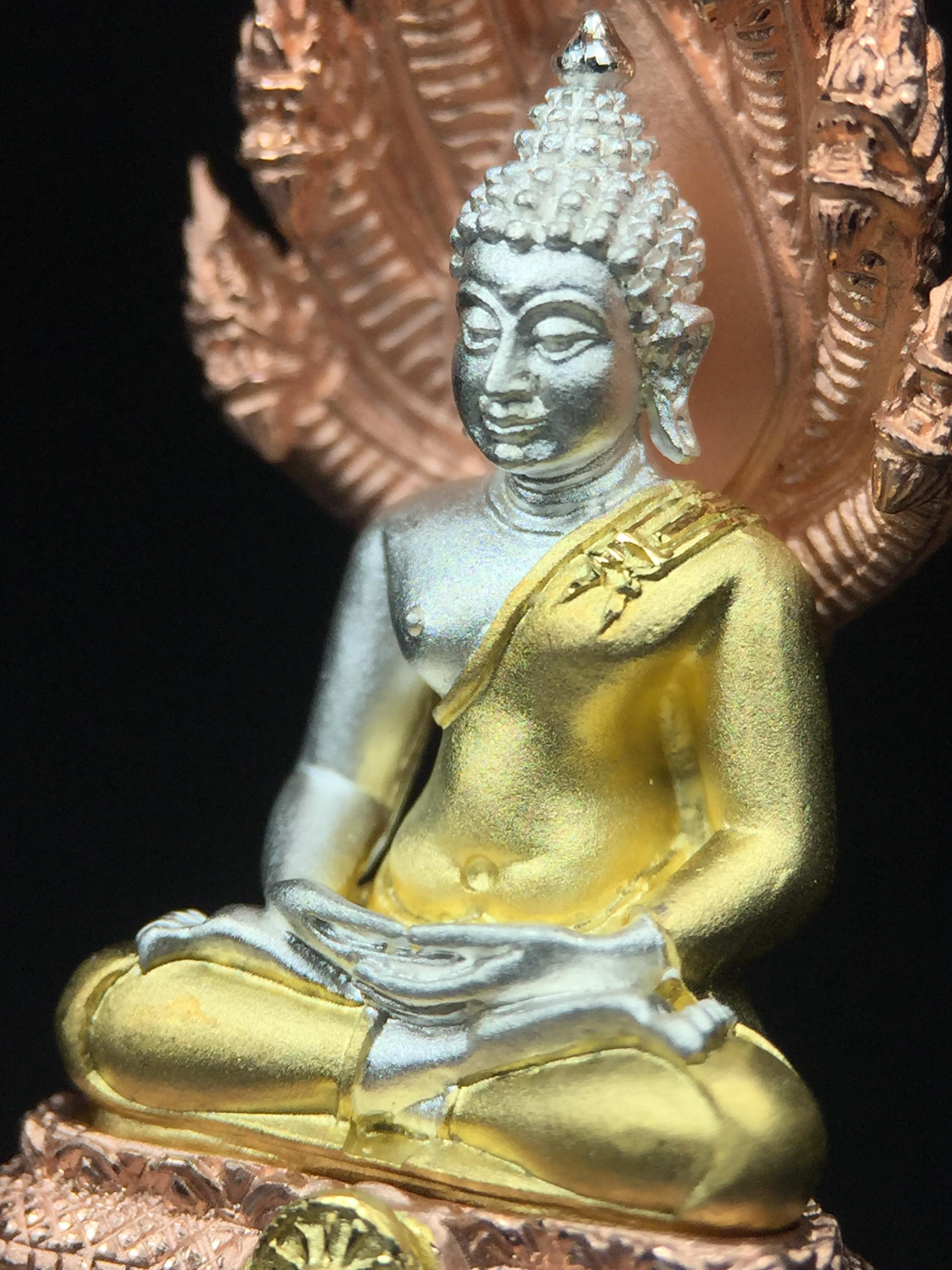 พระนาคปรก สธ. รุ่นสร้างพระอุโบสถเฉลิมพระเกียรติ 4 รอบ 84 พรรษา สมเด็จพระเทพรัตนราชสุดาฯ วัดบวรนิเวศวิหาร ปี 2543 พิมพ์ใหญ่ เนื้อเงินบริสุทธิ์ ชุบสามกษัตริย์แบบพ่นทรายขัดเงาบางส่วน(สภาพ สวย )พิธีใหญ่ พุทธศิลป์งดงาม หายาก (1 ใน 1999 องค์)