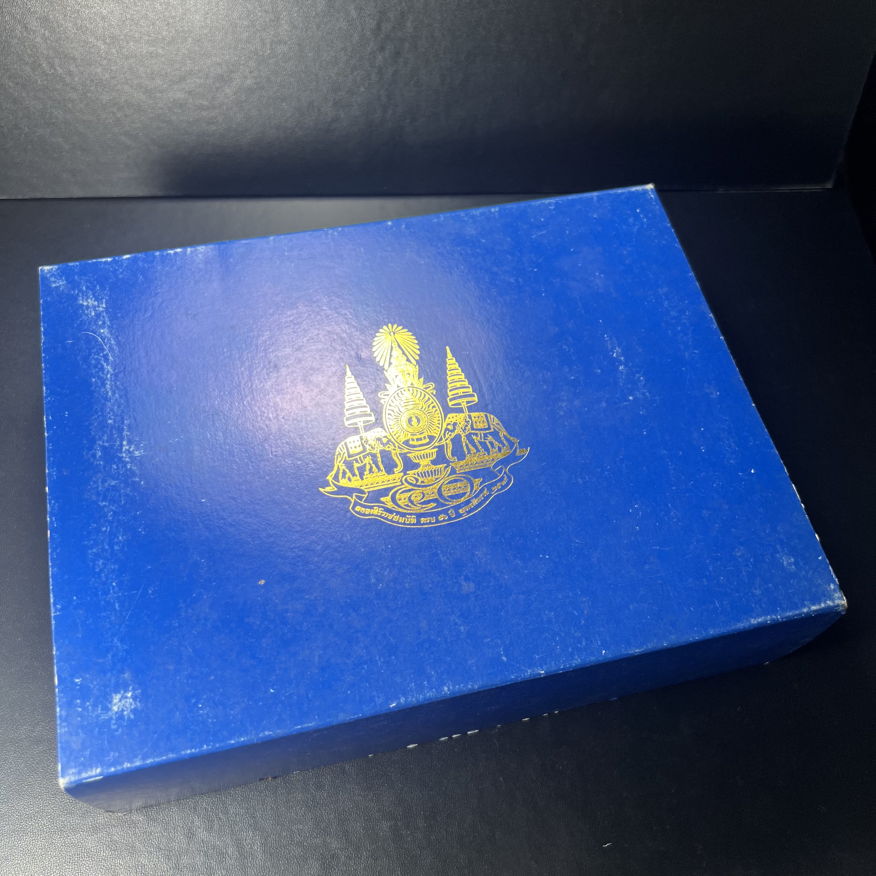 เหรียญพระพิฆเนศวร ญสส. ชุดกาญจนาภิเษกครองราชย์ 50 ปี พุทธศักราช 2538 วัดบวรนิเวศวิหาร ชุดทองคำพิมพ์ใหญ่(2.9 ซม.)(เนื้อทองคำ+เนื้อเงิน+เนื้อทองทิพย์) สภาพสวยเดิมพร้อมกล่องบรรจุเดิม ตอกโค๊ดหมายเลขกำกับ 634(พิธีใหญ่ พุทธศิลป์งดงาม)(นิยมหายาก)1 ใน 939 ชุด