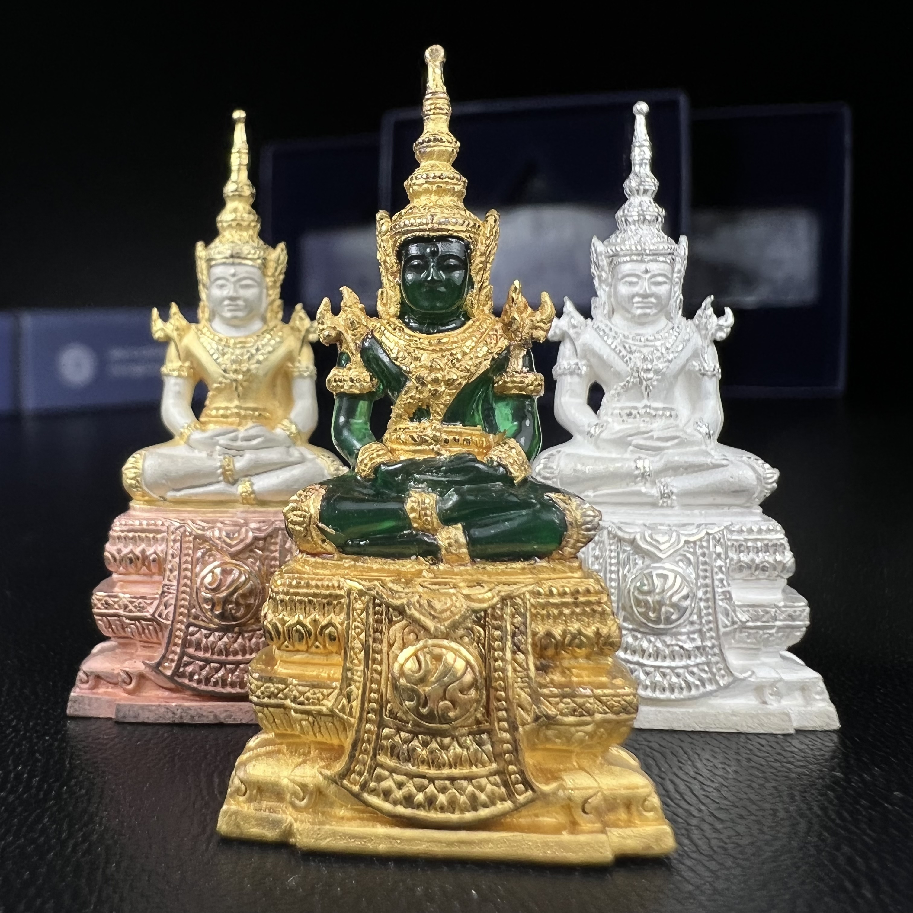 พระแก้วมรกต ภปร. จัดสร้างโดย รพ.ภูมิพลฯ ปี2547 ลอยองค์ขนาดหน้าตัก 1/2 นิ้ว (เนื้อเรซิ่นหุ้มทองคำ99.99%+เนื้อเงิน+เนื้อเงินสามกษัตริย์)(1ชุด 3 องค์)งดงามทรงคุณค่าอีกหนึ่งรุ่นยอดนิยม หายาก