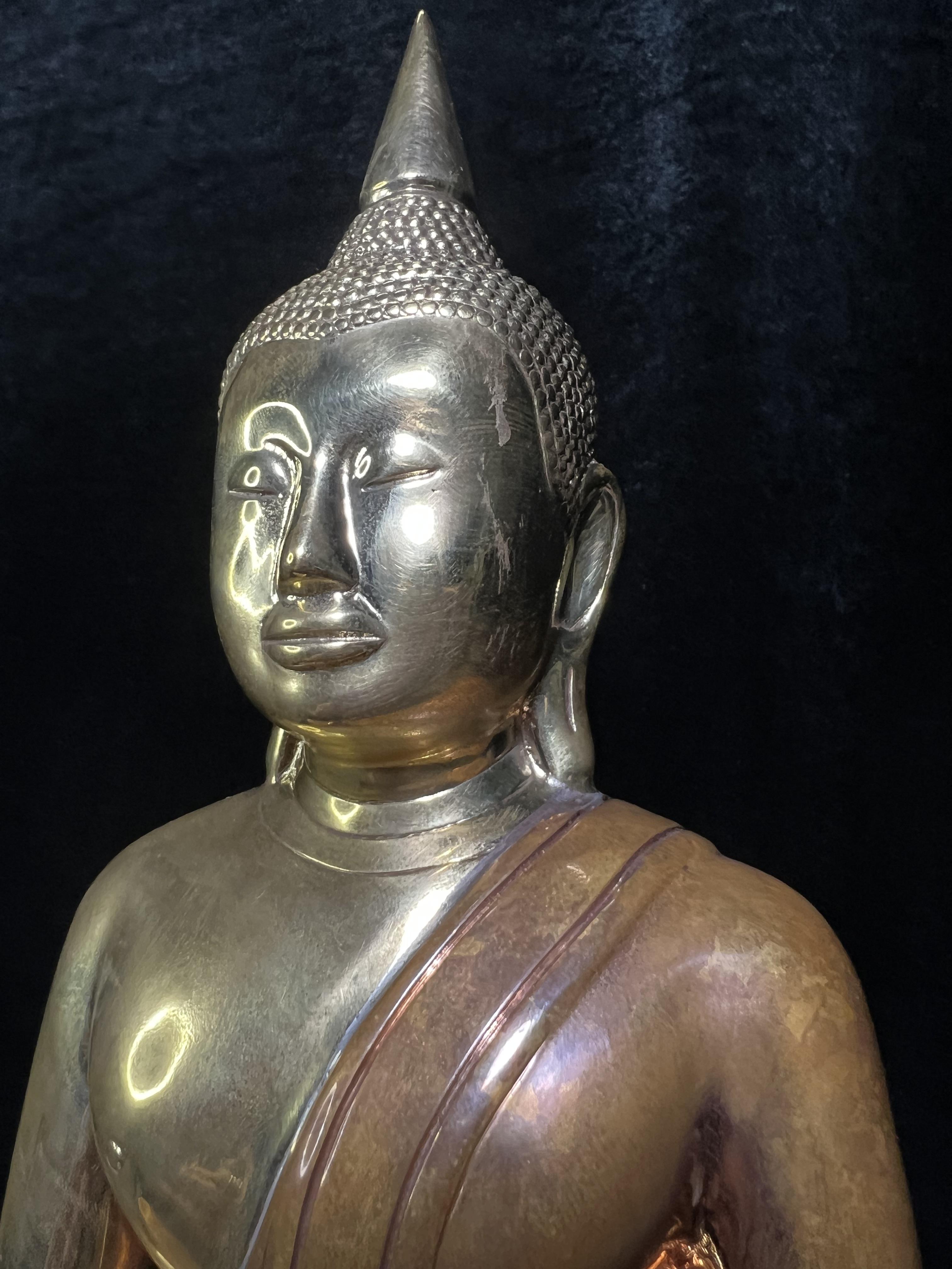 พระบูชาพระพุทธโสธร ภปร. รุ่นย้อนยุค ปี 2539 กาญจนาภิเษกครองราชสมบัติครบ 50ปี ในหลวงรัชกาลที่ 9 ขนาดหน้าตัก 9นิ้ว เนื้อสามกษัตริย์ หมายเลข๐๒๓๒๓(เลขสวย)อีกหนึ่งรุ่นยอดนิยม