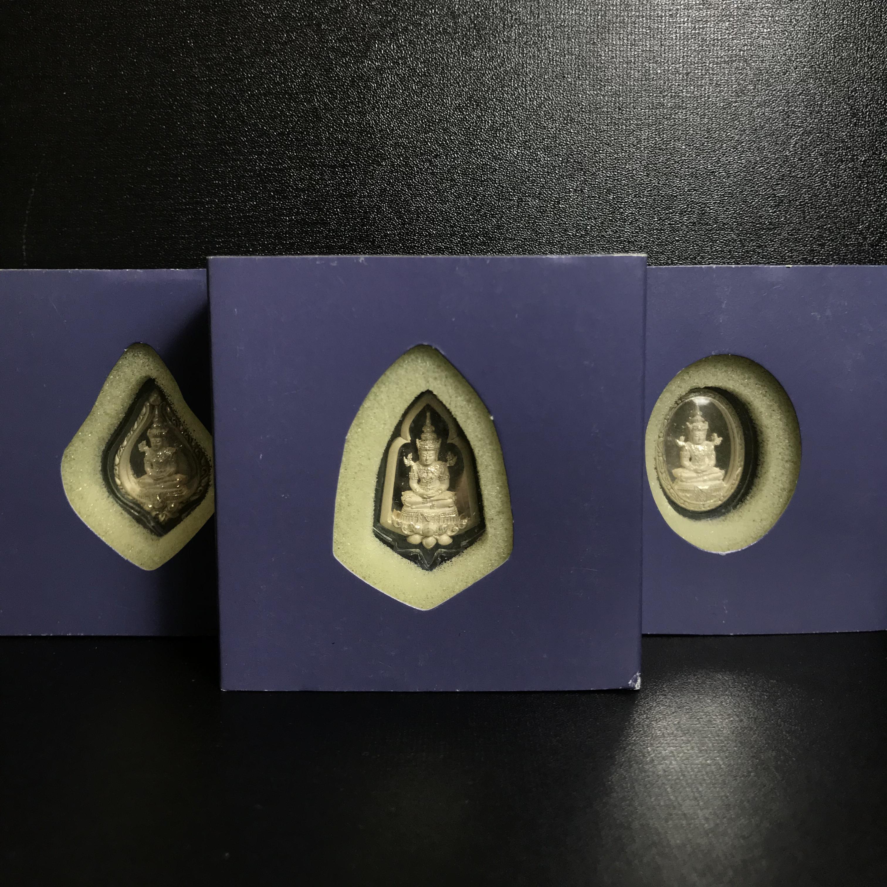 พระแก้วมรกต ภปร. ปี2547 จัดสร้างโดย รพ.ภูมิพลฯ เนื้อเงิน เหรียญทรงดอกบัว+เหรียญทรงซุ้ม+เหรียญทรงกลมรี(ครบ3พิมพ์ชุดเหรียญเนื้อเงิน)(1ใน3000องค์)