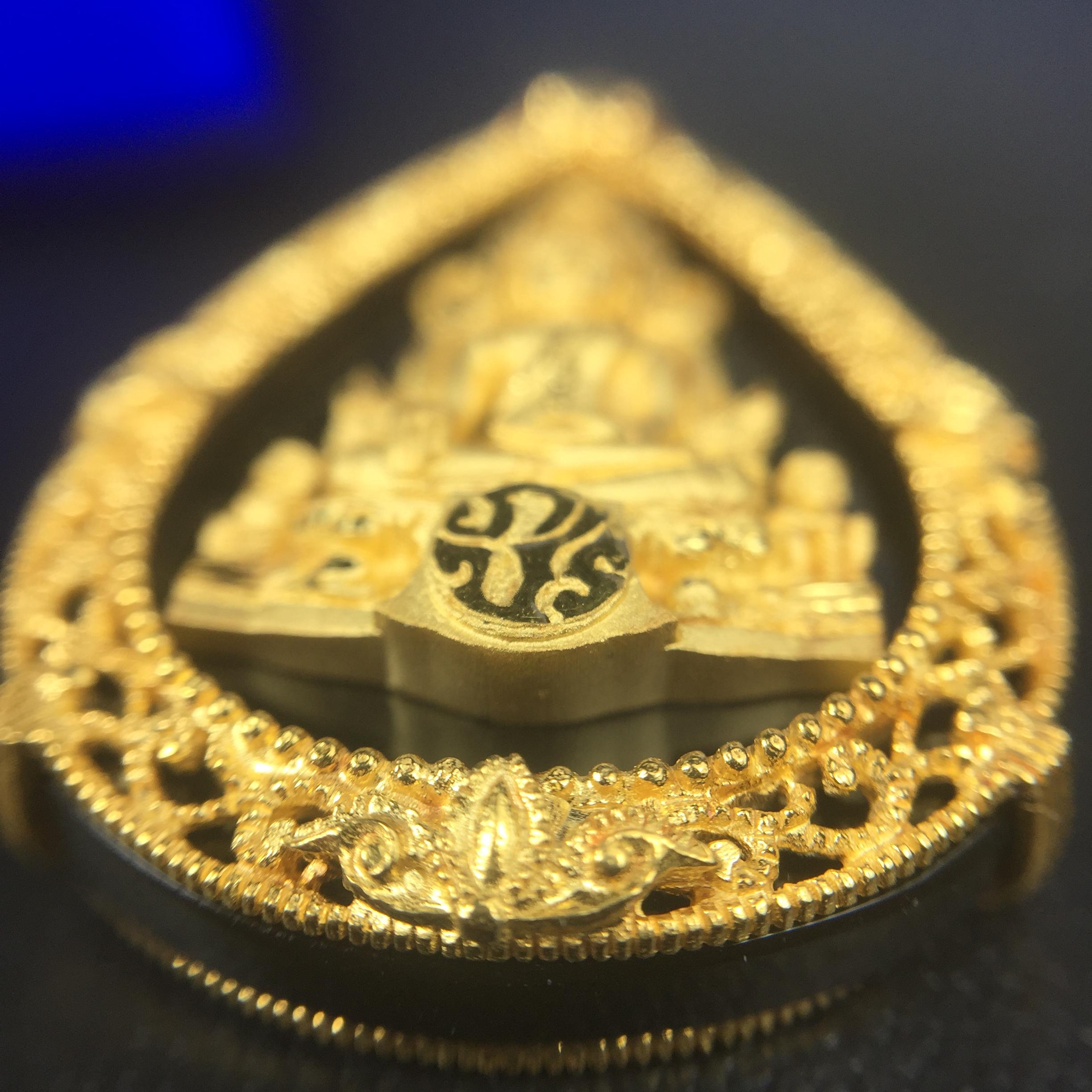 เหรียญพระพุทธชินราช ภปร. รูปหยดน้ำ โครงการ เพราะแผ่นดินนี้คือแผ่นดินเกิด เนื้อทองคำ (นน.รวม 7.3 กรัม) ปี2551 (ขนาด 21 x 29 มม.) (สวยงามหายาก)1ใน 3000องค์