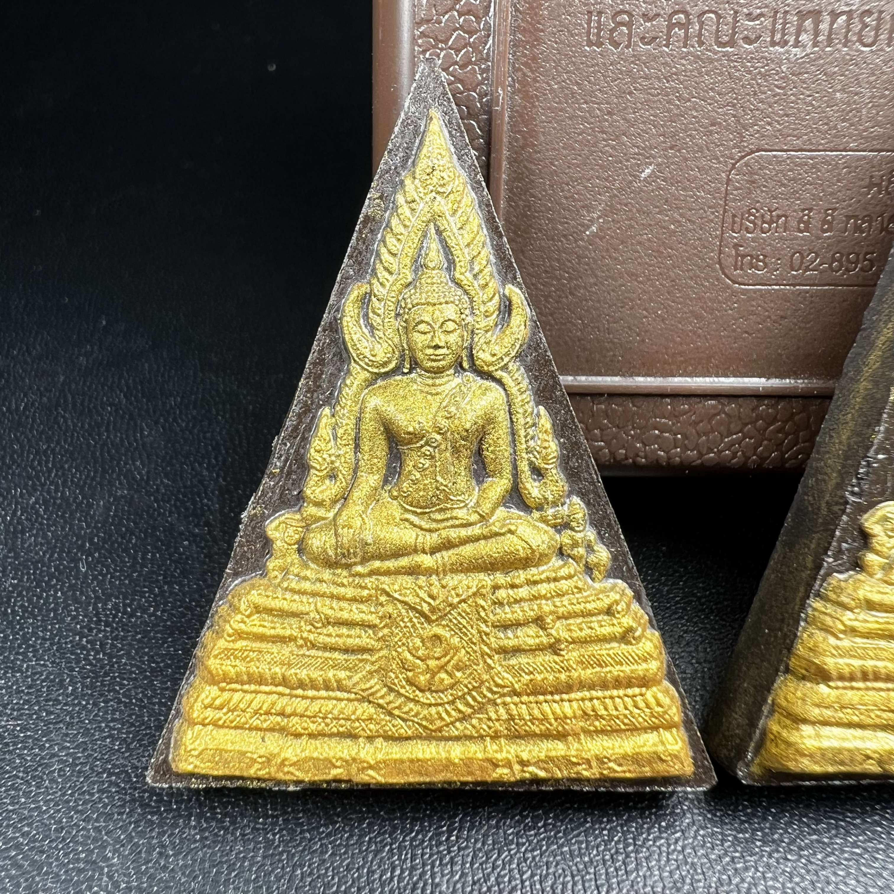 พระพุทธชินราช ภปร. โครงการ "เพราะแผ่นดินนี้ คือ แผ่นดินเกิด" ปี 2548(รุ่นแรก) พระผงหลัง ภ.ป.ร. (ทองคำ(หนัก 1.1 กรัม)+เงิน+ทองแดง(ครบชุดรวม 3 องค์) (พระราชทานเส้นพระเจ้า (เส้นผม)และมวลสารจิตรลดา)