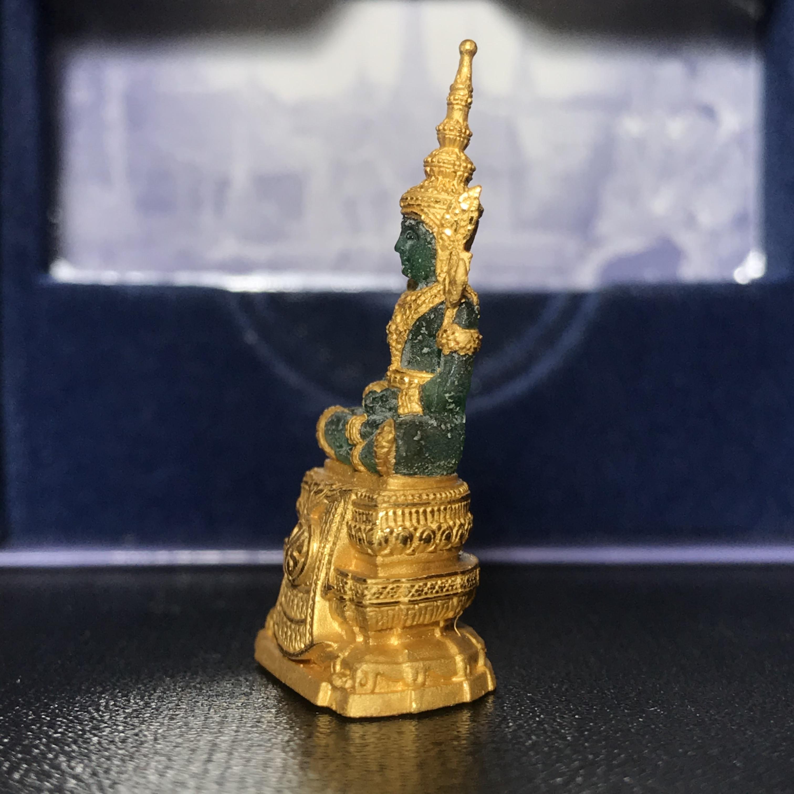 พระแก้วมรกต ภปร. ปี2547 จัดสร้างโดย รพ.ภูมิพลฯ ลอยองค์ หน้าตัก 1/2 นิ้ว เนื้อเรซิ่นหุ้มทองคำ99.99%