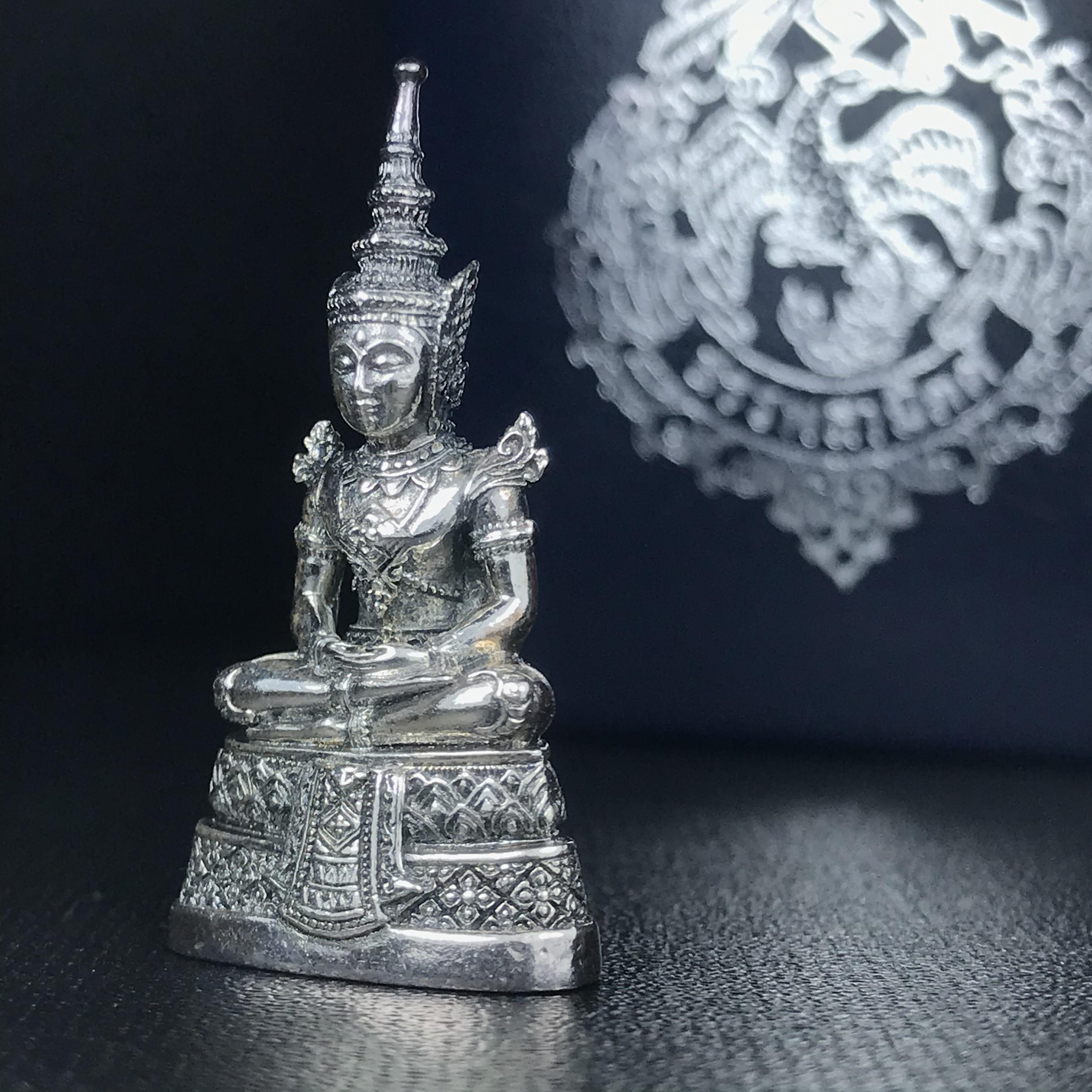 พระแก้วมรกต กรมสรรพสามิตจัดสร้างขึ้นเนื่องในโอกาสครบรอบ 64 ปีของกรมสรรพสามิต และเนื่องในวโรกาสที่พระบาทสมเด็จพระเจ้าอยู่หัวทรงครองราชย์ครบ 50 ปีในปีกาญจนาภิเษก เมื่อ พ.ศ.2539 เนื้อเงินรมดำขัดเงาพร้อมกล่องบรรจุเดิม