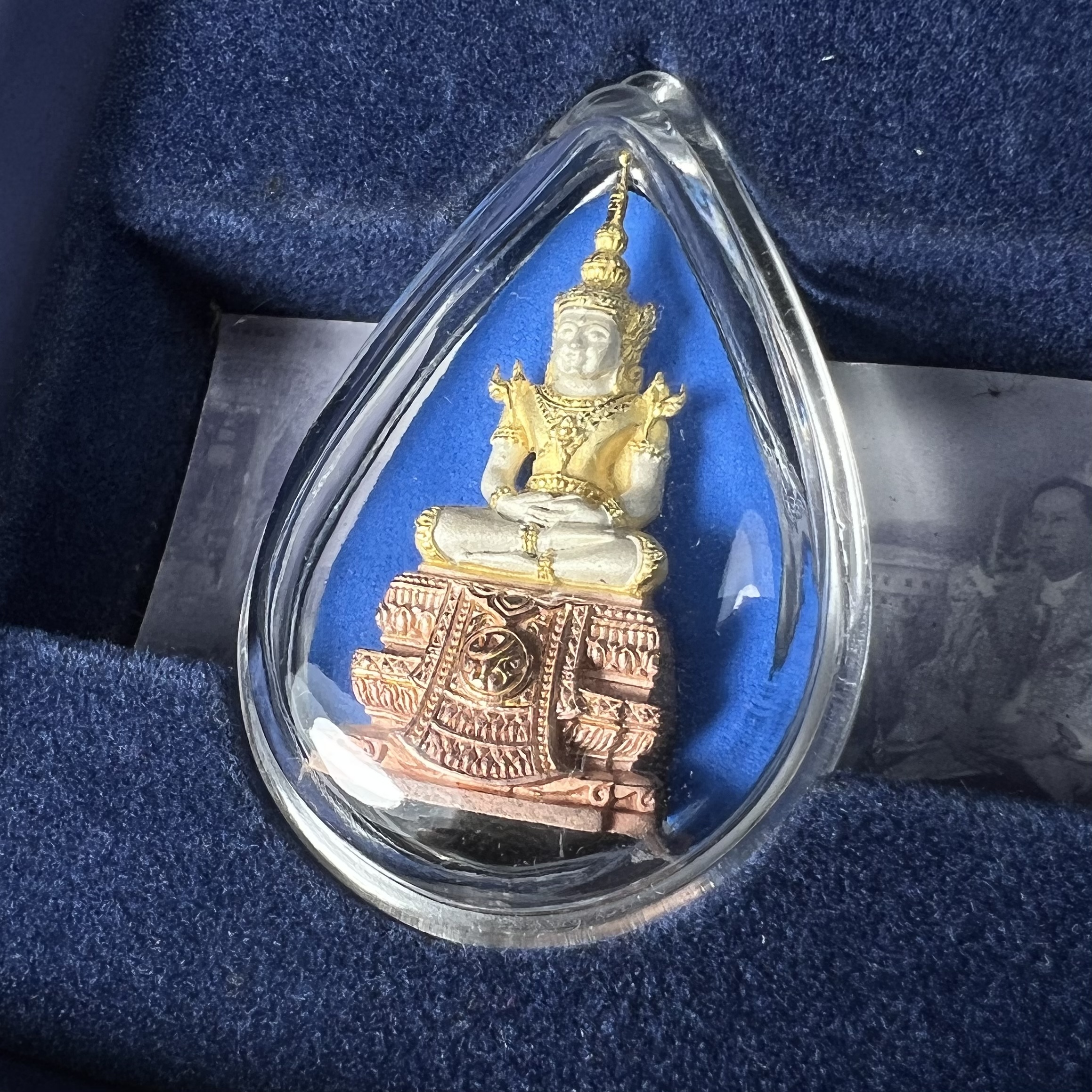 พระแก้วมรกต ภปร. จัดสร้างโดย รพ.ภูมิพลฯ ปี2547 ลอยองค์ขนาดหน้าตัก 1/2 นิ้ว (เนื้อเรซิ่นหุ้มทองคำ99.99%+เนื้อเงิน+เนื้อเงินสามกษัตริย์)(1ชุด 3 องค์)งดงามทรงคุณค่าอีกหนึ่งรุ่นยอดนิยม หายาก