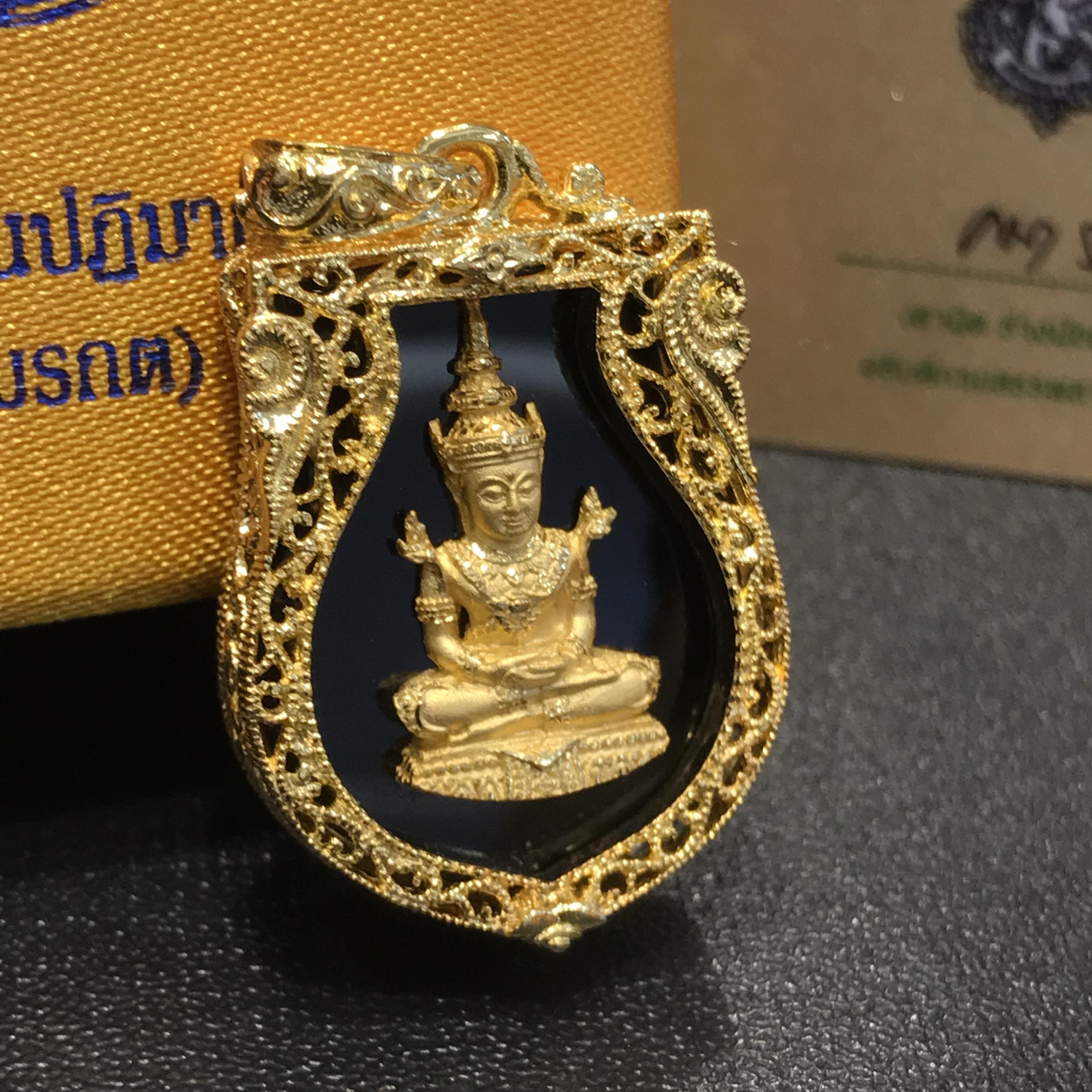 เหรียญพระแก้วมรกต(จำลอง)ทรงเครื่องฤดูร้อนแบบเสมา เนื้อทองคำ ด้านหลังตราสัญลักษณ์ฉลองสิริราชสมบัติครบ 60 ปี(หายากมาก)