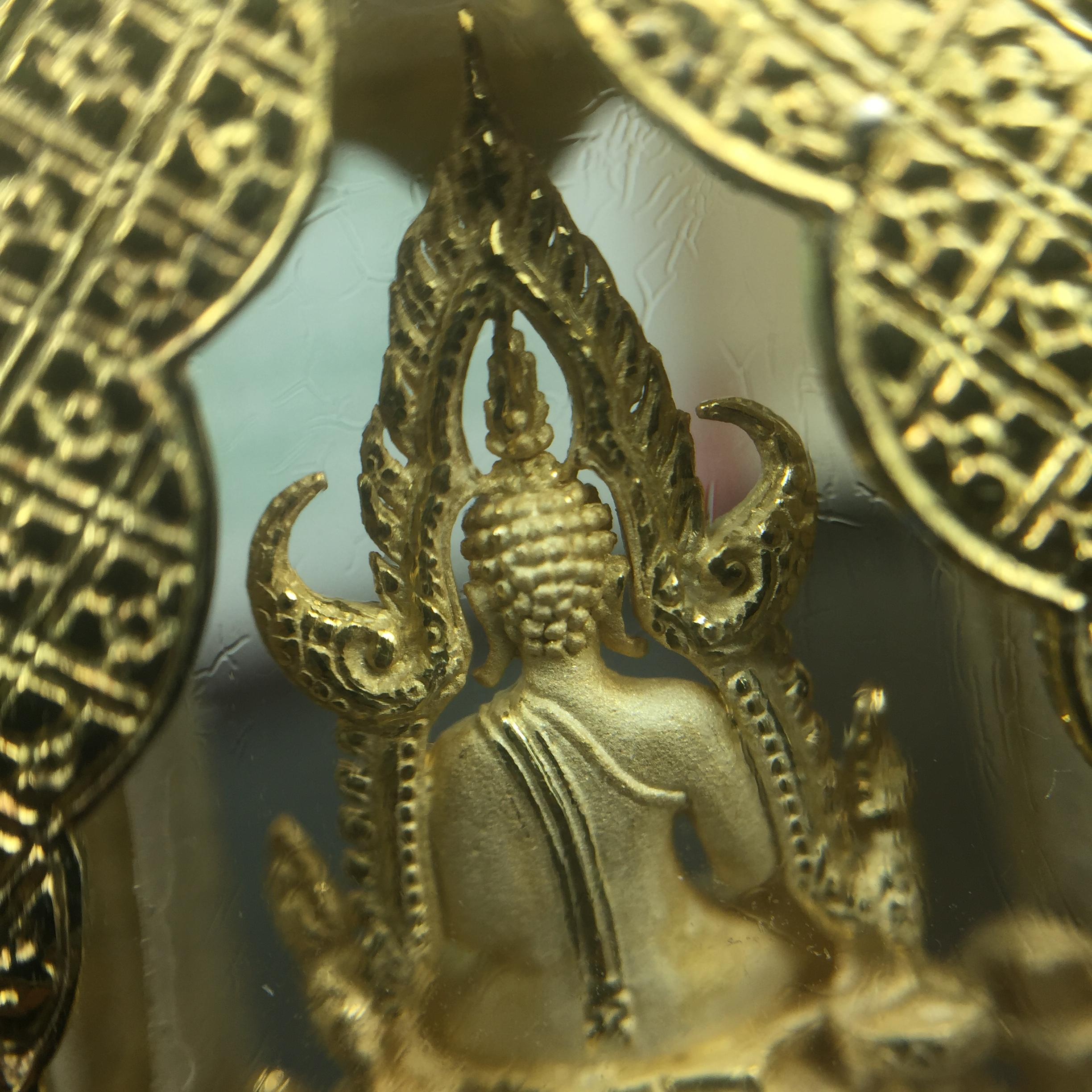 พระพุทธชินราช ภปร. ในวโรกาสเฉลิมพระชนมายุ6รอบ 5ธันวาคม2542 มูลนิธิพิทักษ์ดวงตาประชาชน จัดสร้าง พิมพ์กลาง ขนาดสูง 2.4 ซม. องค์พระเนื้อเงินแบบชุบทองประกายเพชร 3 ไมครอนพร้อมกรอบตลับเงินชุบทองคำบริสุทธิ์ 3 ไมครอน ประดับเพชร CZเกรดนอกพร้อมกล่องบรรจุเดิม(หายาก)