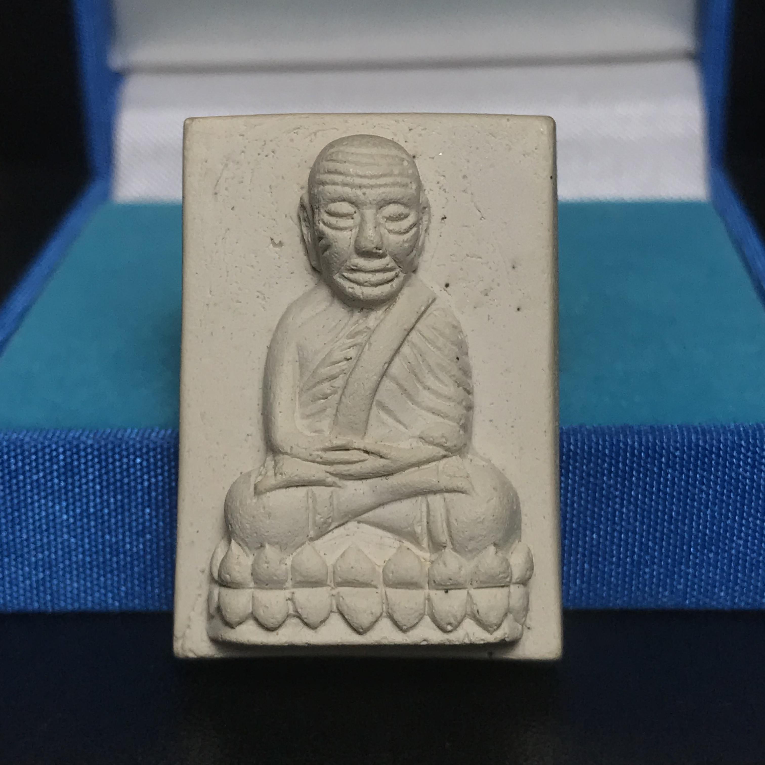 หลวงพ่อทวด รุ่น สก. วัดห้วยมงคล พิมพ์สี่เหลี่ยมใหญ่ หลังฝังชิ้นเนื้อบางขุนพรม กรรมการสามโค๊ต(ตอกเลข) เนื้อขาวผสมผงเก่าบางขุนพรหม รุ่น2(1ใน 999องค์)