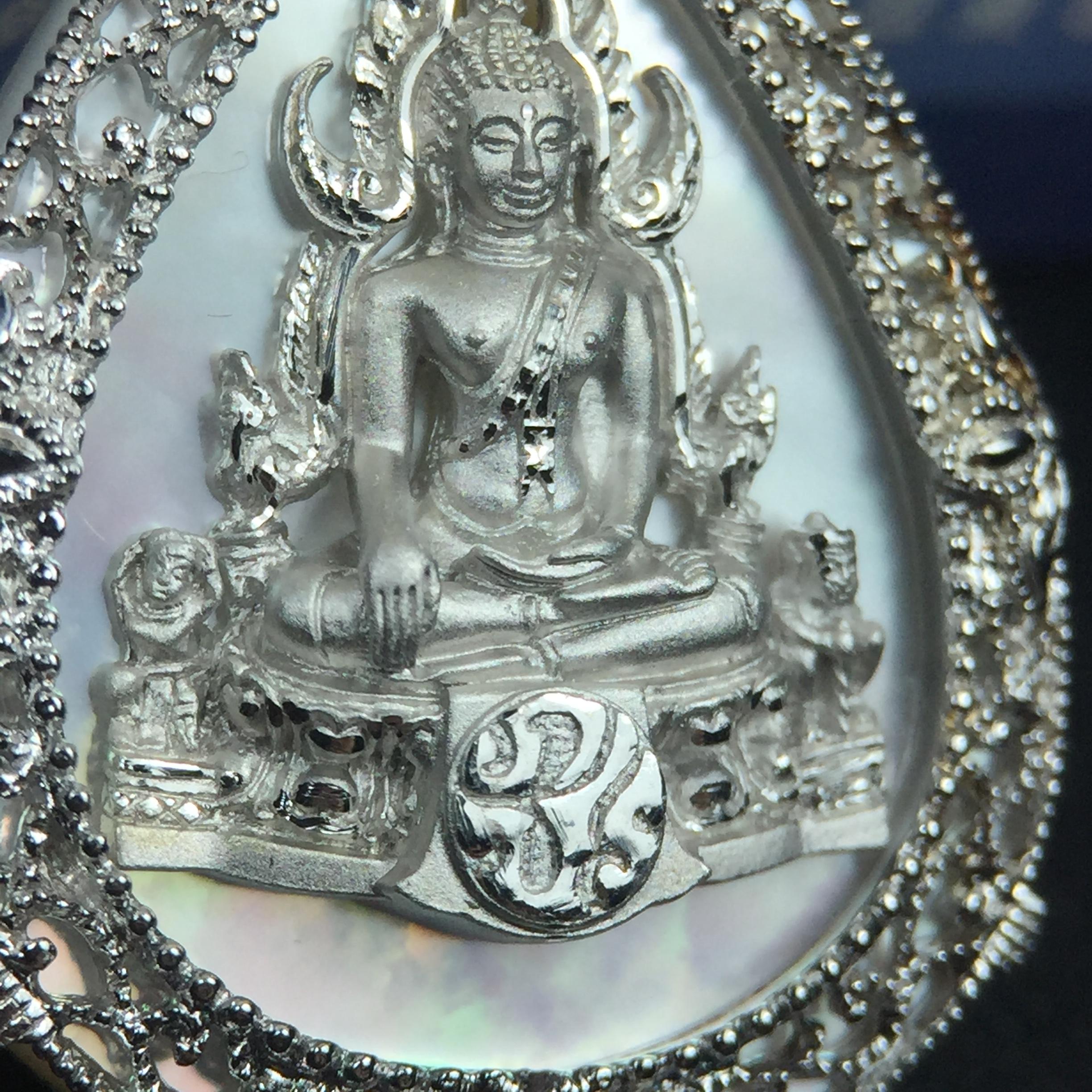 เหรียญพระพุทธชินราช ภปร. โครงการ เพราะแผ่นดินนี้คือแผ่นดินเกิด ปี 2551 รูปหยดน้ำ เนื้อเงินชุบทองคำขาว(ล้อมด้วยกรอบเงินชุบทองคำขาวสลักเสลาเป็นลวดลายละเอียดอ่อน ส่วนพื้นองค์พระเป็นเปลือกหอยมุขสวยงดงาม )(ขนาด 21 x 29 มม.) (สวยงามหายาก)1ใน5000องค์