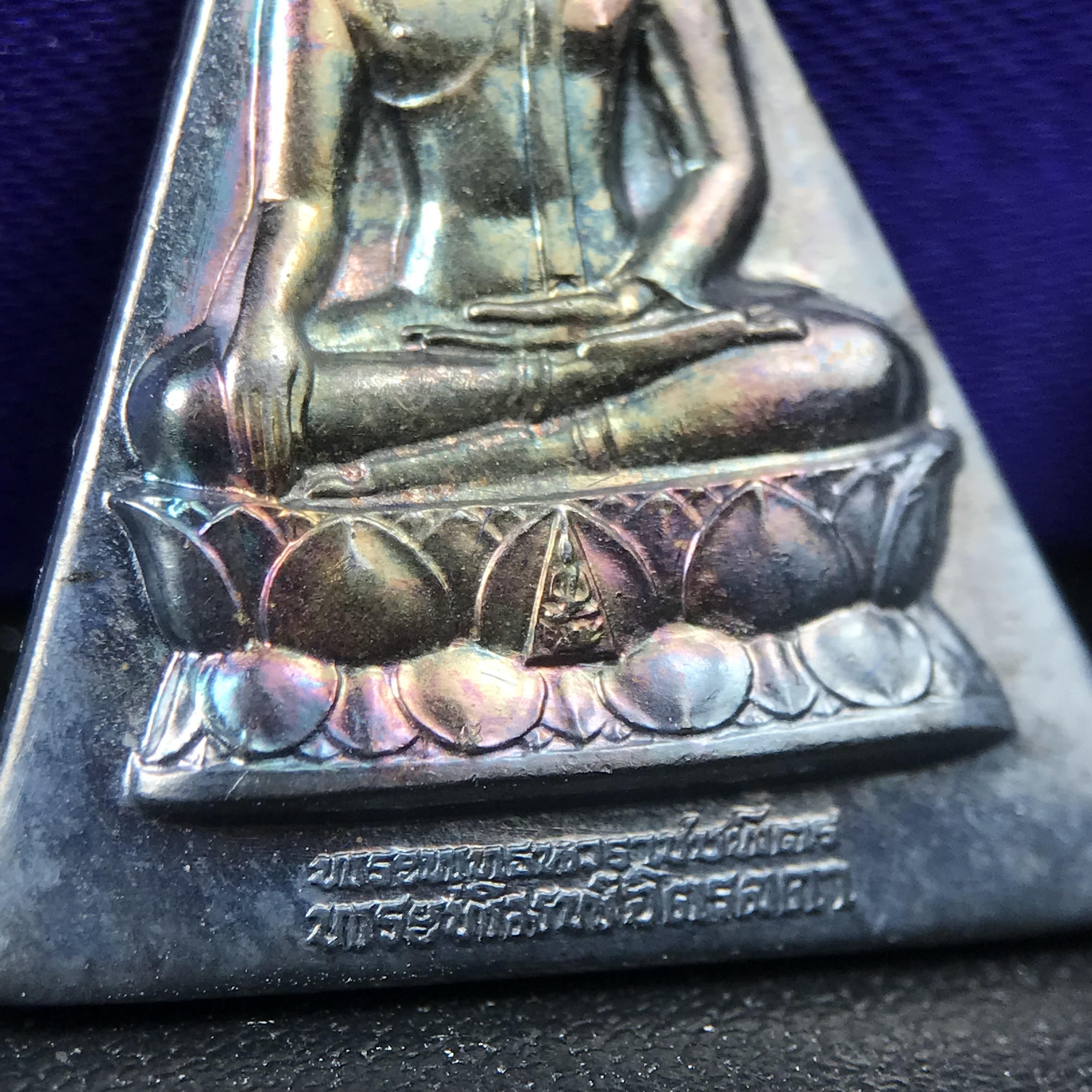 พระพุทธนวราชบพิตร พระพิมพ์จิตรลดา โครงการหลวง ปี2539 (พิมพ์ใหญ่+พิมพ์เล็ก) เนื้อเงินผิวเดิมขึ้นสีรุ่ง สวย แบบนิยมพร้อมกล่องบรรจุเดิม พิธีใหญ่ ปลุกเสกวัดพระแก้ว(1ชุด 2 องค์)