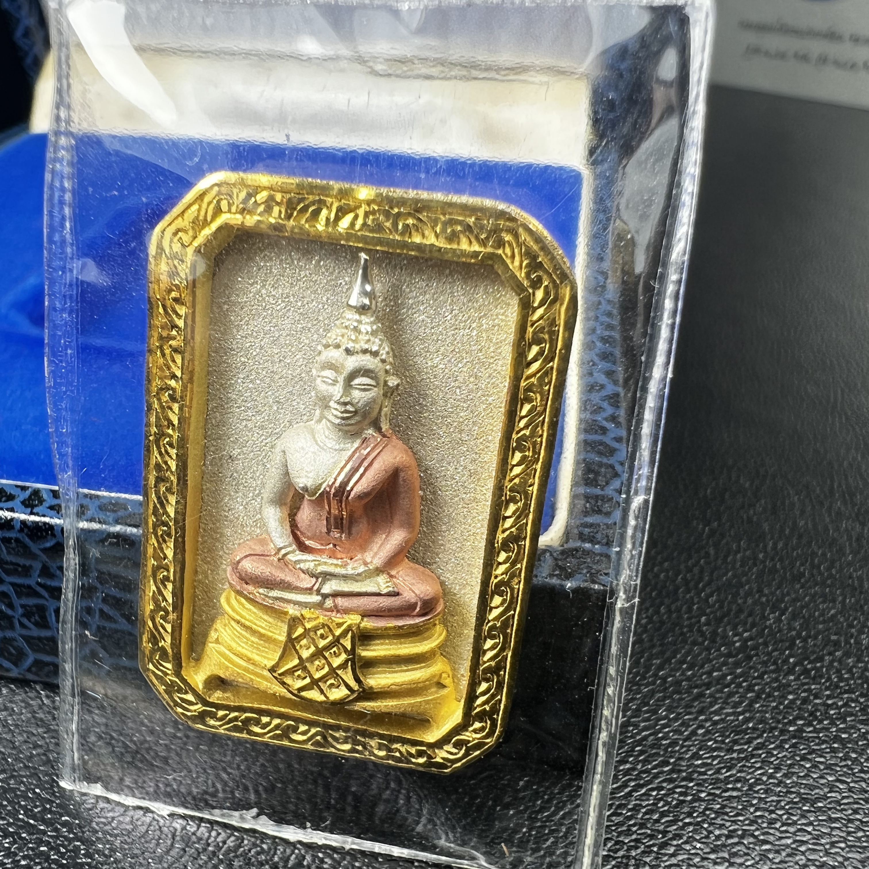 พระพุทธโสธร(หลวงพ่อโสธร) รุ่นสร้างอุโบสถ ปี2539 เนื้อเงินสามกษัตรย์ พิมพ์แปดเหลี่ยม(หายาก) สภาพสวยผิวเดิมซีนซองเดิมกล่องบรรจุการ์ดใบรับรองเดิมครบสมบูรณ์