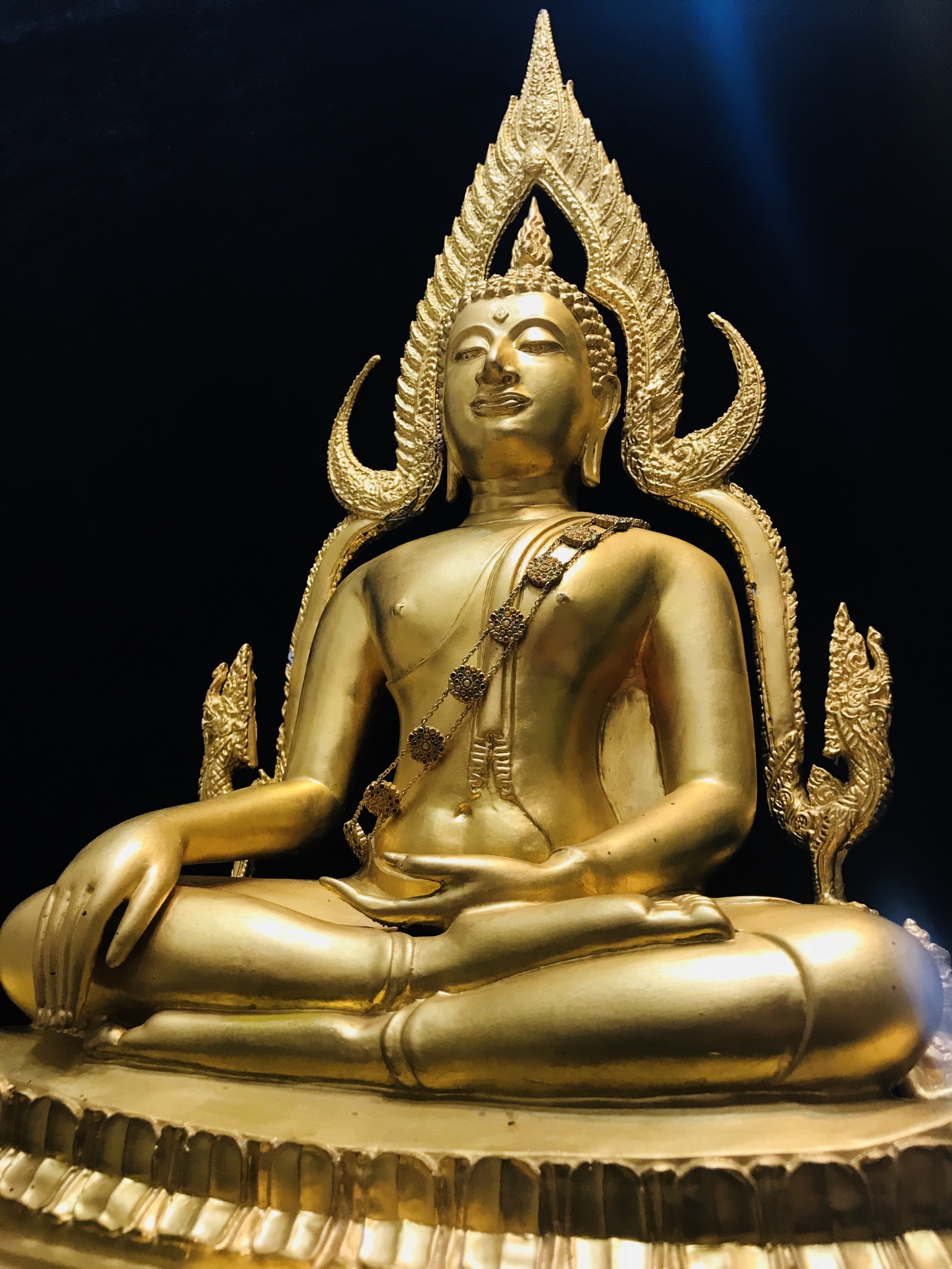 พระพุทธชินราช(จำลอง)ภปร. 84พรรษา เนื้อโลหะ ลงรักปิดทอง 100% ขนาดหน้าตัก 9 นิ้ว(ใต้ฐานบรรจุพระพุทธชินราชเนื้อผงพระราชทานมวลสาร จิตรลดาและเส้นพระเจ้า(เส้นผม))