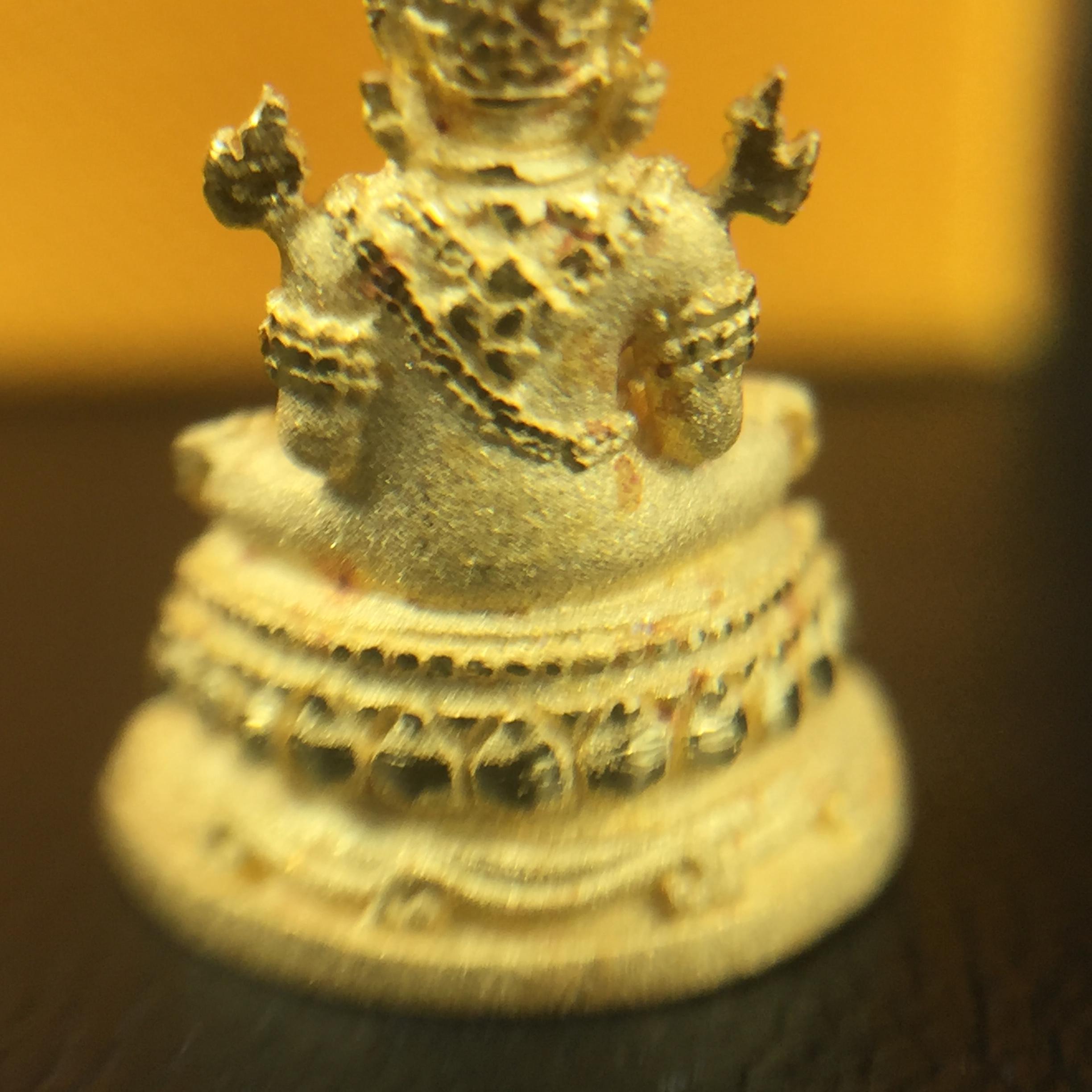 พระแก้วมรกต(จำลอง)ลอยองค์ ขนาดหน้าตัก 1/4 นิ้ว(พิมพ์เล็ก) ทรงเครื่องฤดูร้อน เนื้อทองคำ ตราสัญลักษณ์ฉลองสิริราชสมบัติครบ 60 ปี พ.ศ.2549 (สวย กล่องการ์ดใบรับรอง ครบสมบูรณ์)