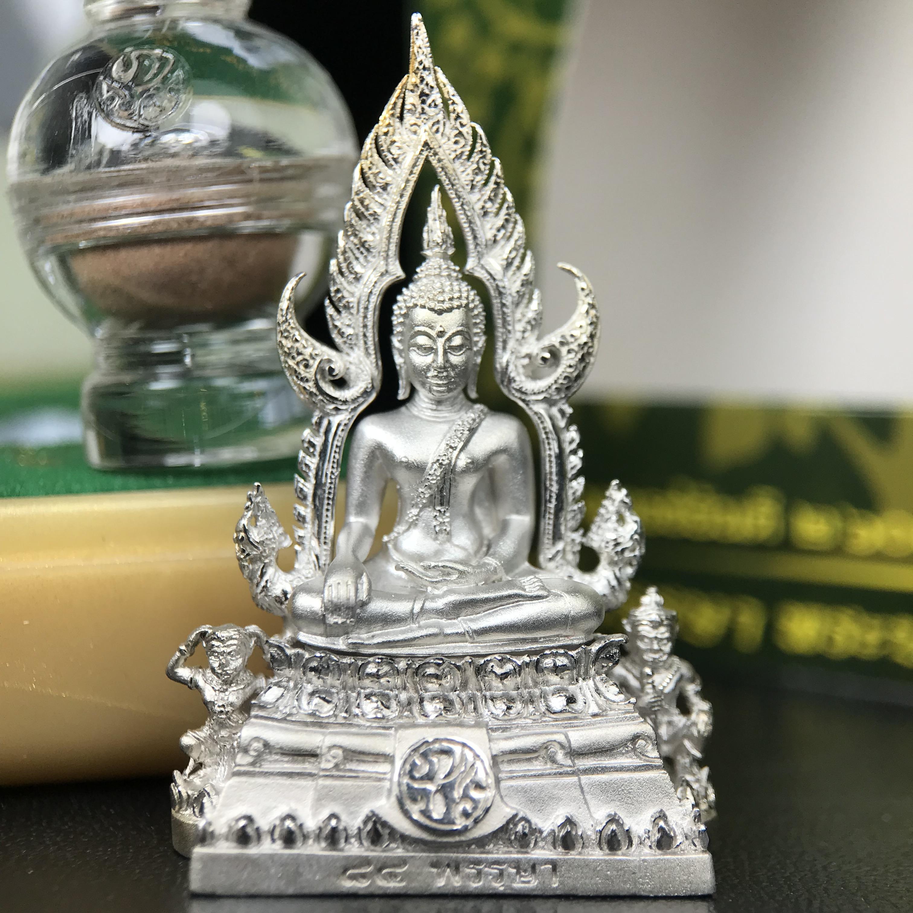 พระพุทธชินราช ภปร. 84 พรรษาในหลวงรัชกาลที่ 9 ปี 2554 พิมพ์กลางขนาดหน้าตัก 1/2 นิ้ว(สูง 3.8 ซม.) เนื้อเงินชุบทองคำขาว(สภาพผิวเดิมสวย) (พระราชทานมวลสาร จิตรลดาและเส้นพระเจ้า(เส้นผม)รัชกาลที่9)พุทธศิลป์ทรงคุณค่าอีกหนึ่งรุ่นยอดนิยม(องค์หมายเลข ๒๔๐๐)