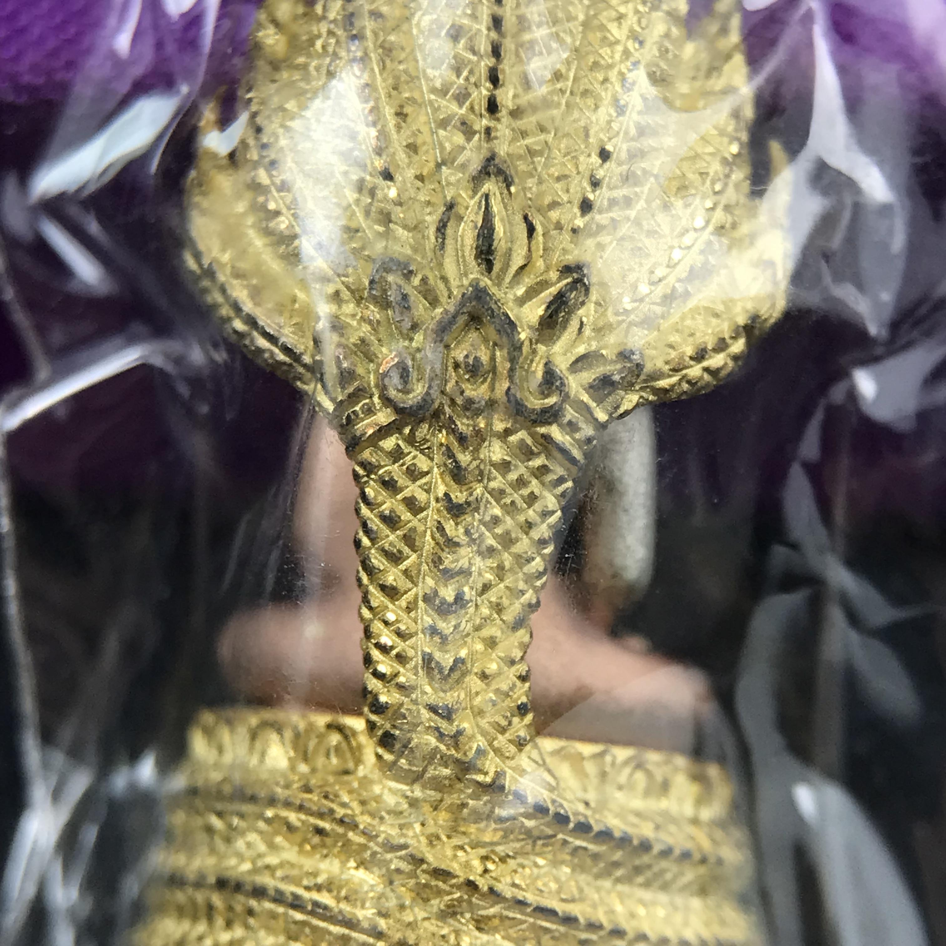 พระนาคปรก สธ. รุ่นสร้างพระอุโบสถเฉลิมพระเกียรติ 4 รอบ 84 พรรษา สมเด็จพระเทพรัตนราชสุดาฯ วัดบวรนิเวศวิหาร ปี 2543 พิมพ์เล็ก เนื้อเงินบริสุทธิ์ ชุบสามกษัตริย์แบบพ่นทรายขัดเงาบางส่วน(สภาพสวย ซีนซองกล่องบรรจุเดิม)พิธีใหญ่ พุทธศิลป์งดงาม หายาก (1 ใน 2999 องค์)