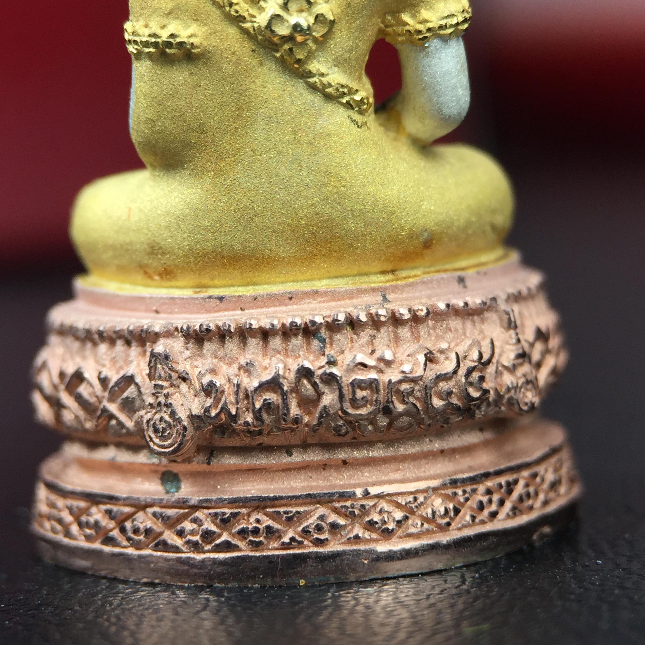 พระแก้วมรกต ภปร.(รุ่นแรก) ปี2545 รุ่นฉลองกรุงรัตนโกสินทร์ครบ 220 ปี พิมพ์ลอยองค์ใหญ่ เนื้อเงินบริสุทธิ์ 92.5% (สามกษัตริย์) ขนาด 19*35 มม. พร้อมกล่องบรรจุดิม สวยครบสมบูรณ์